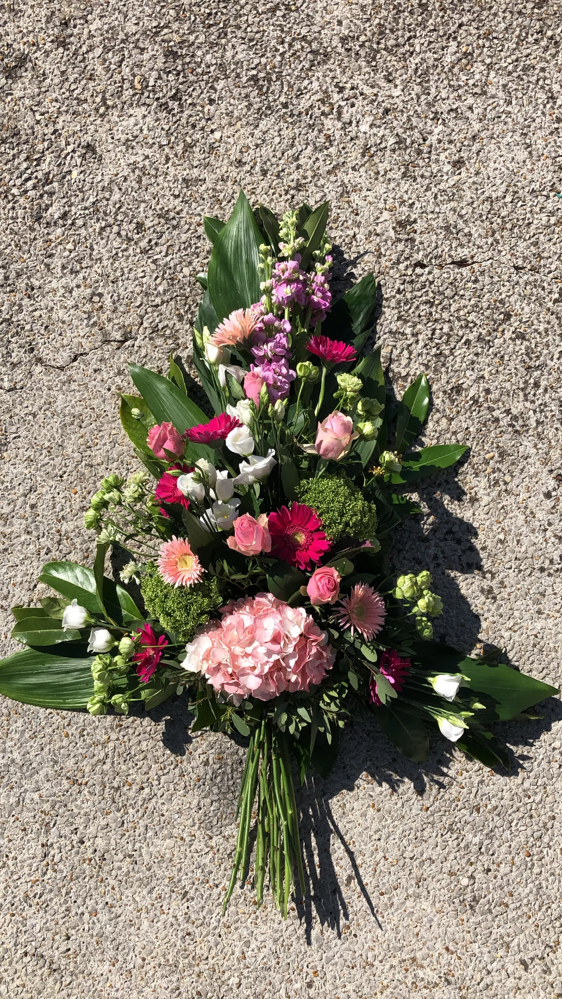 Gerbe Deuil de Valentine Fleuriste, par Valentine Fleuriste, fleuriste à La Rochelle