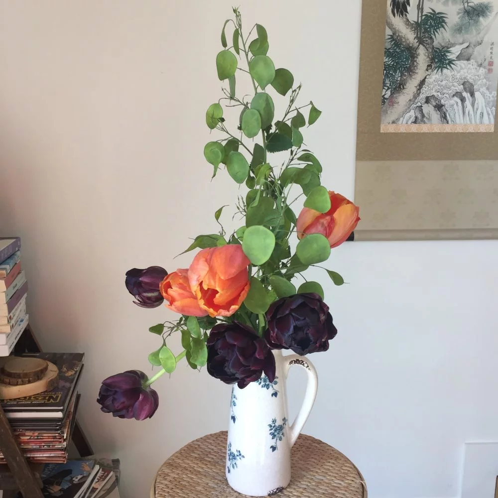 Pichet fleurs bleues, par Hanakawa, fleuriste à Meudon