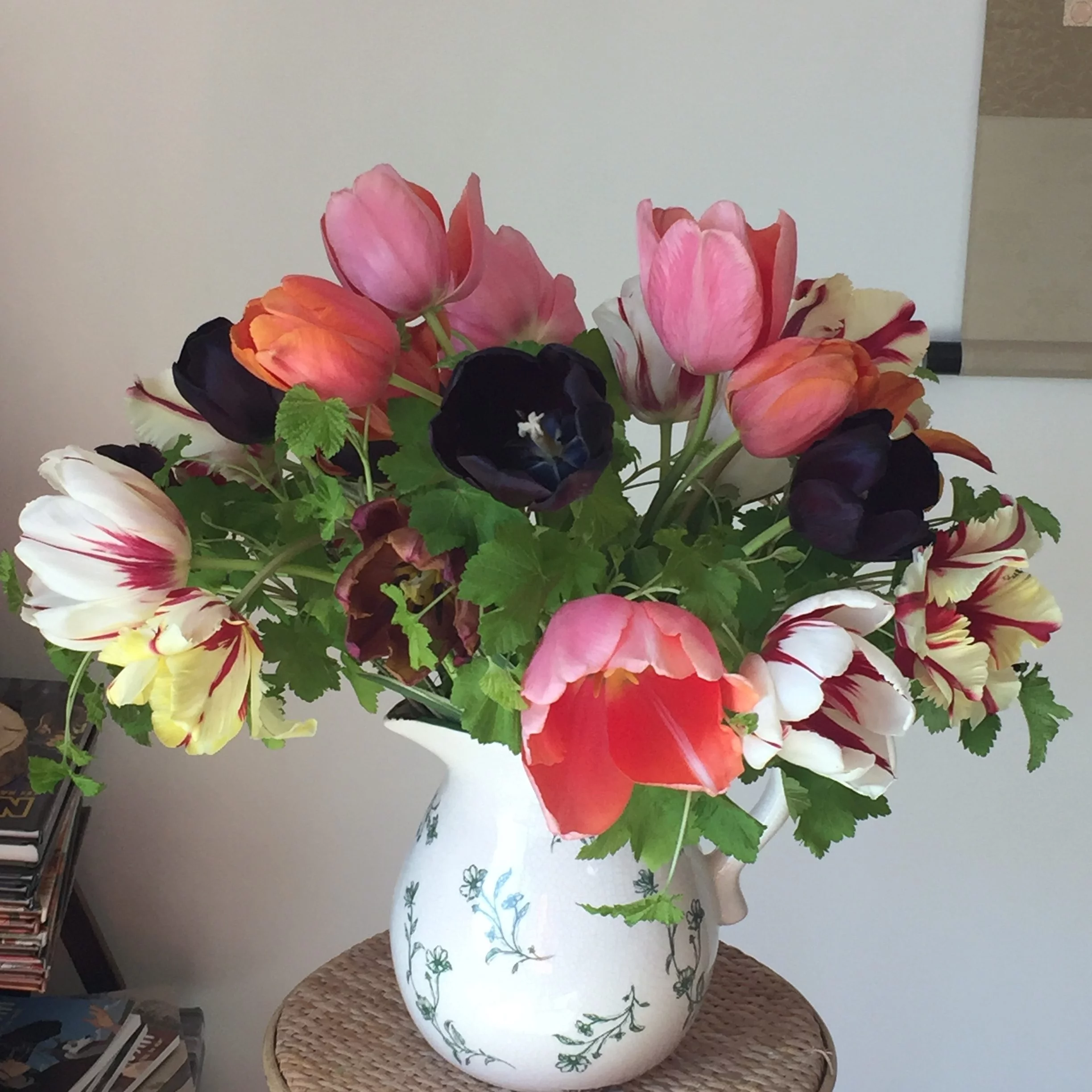 Pichet fleurs vertes, par Hanakawa, fleuriste à Meudon