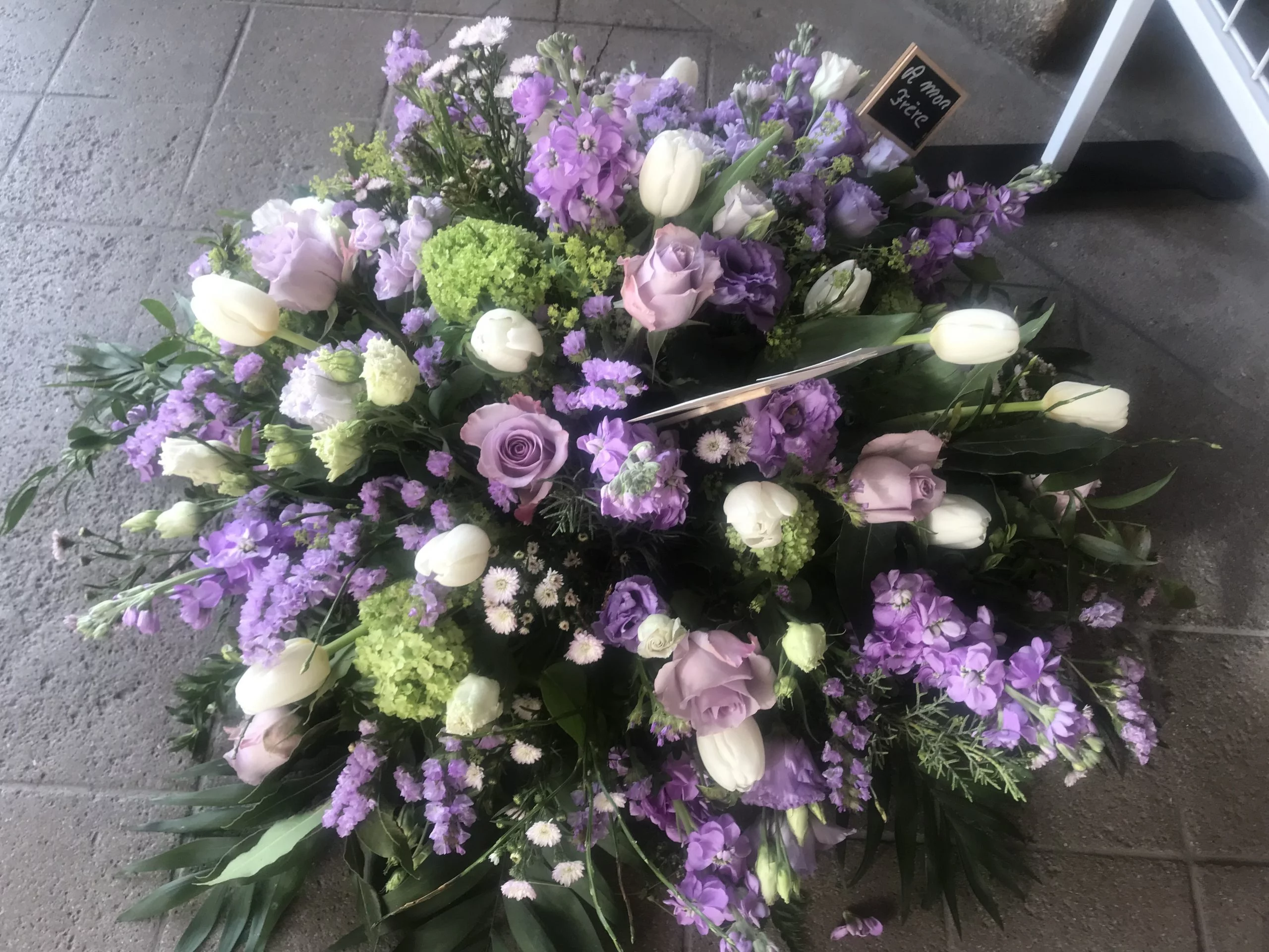 Coussin pour un dernier hommage, par A fleurs de peau, fleuriste à Les Mureaux