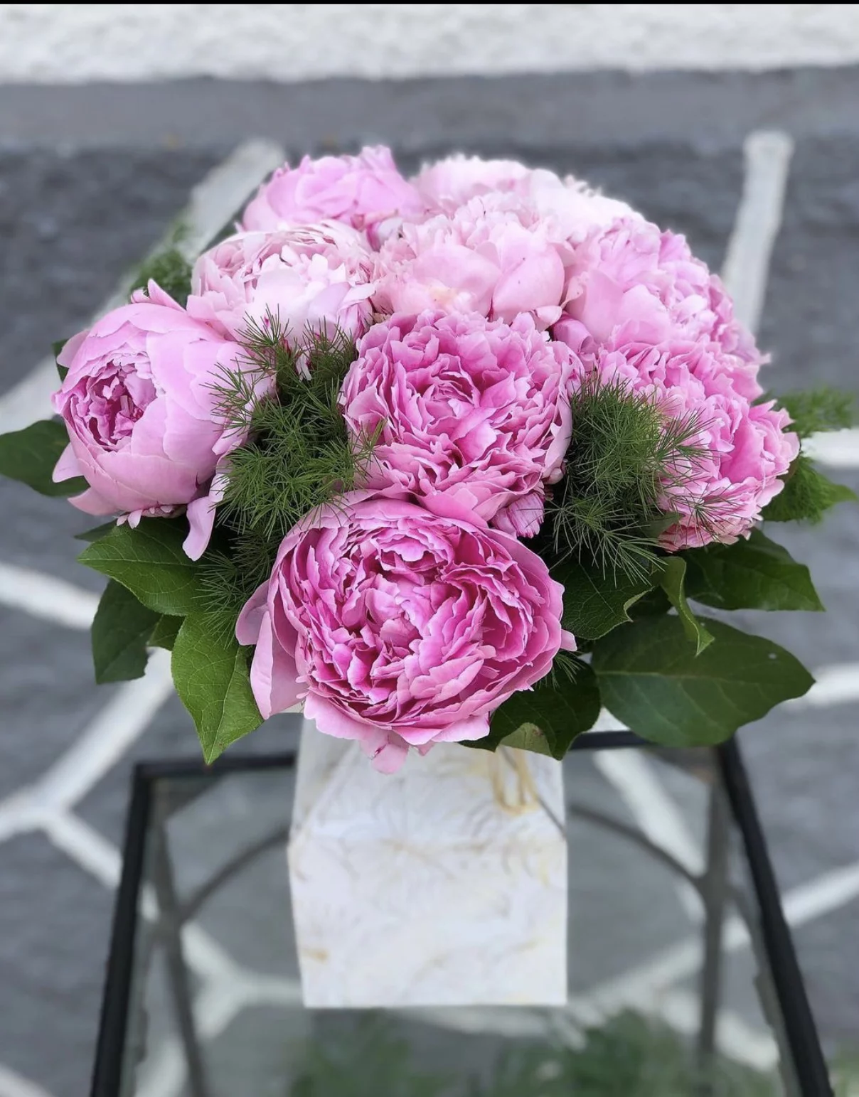 Bulle d&rsquo;eau de pivoines rose., par Fleurs des îles, fleuriste à Grigny