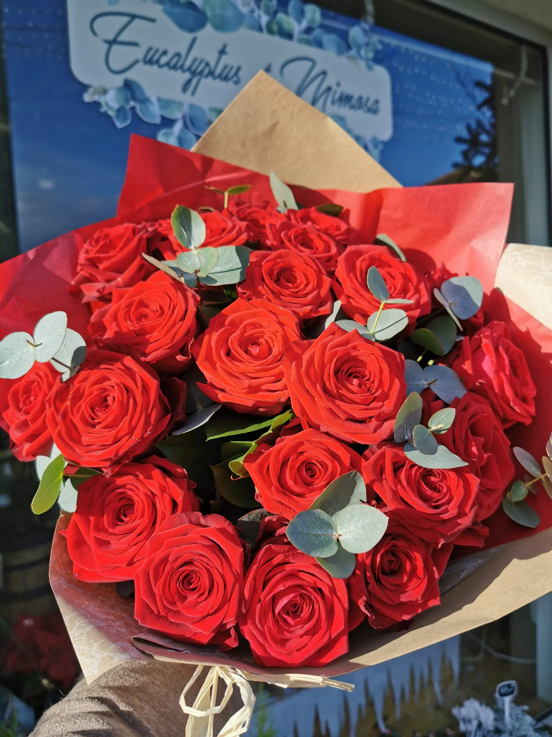 Bouquet de roses, par Eucalyptus et Mimosa, fleuriste à Matha