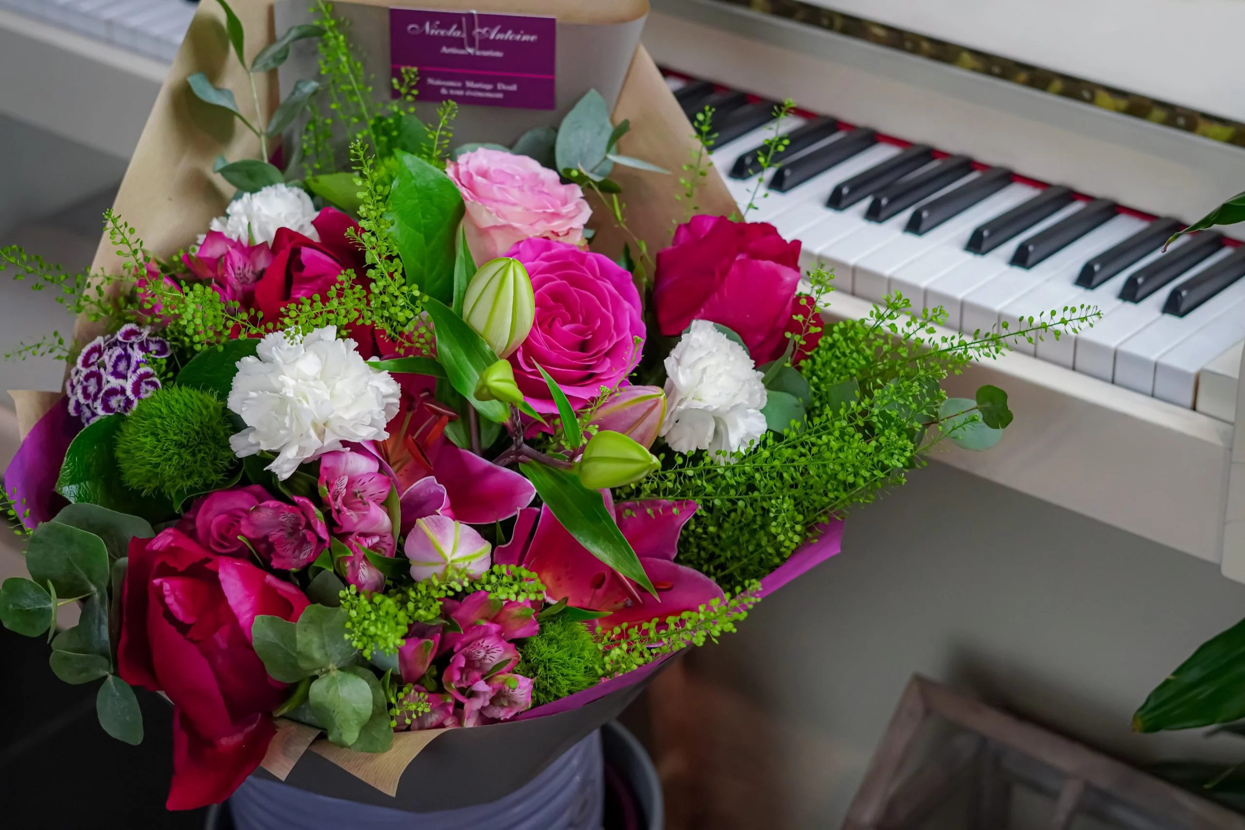Bouquet de saison coloré, par Nicolas Antoine, fleuriste à Montrouge
