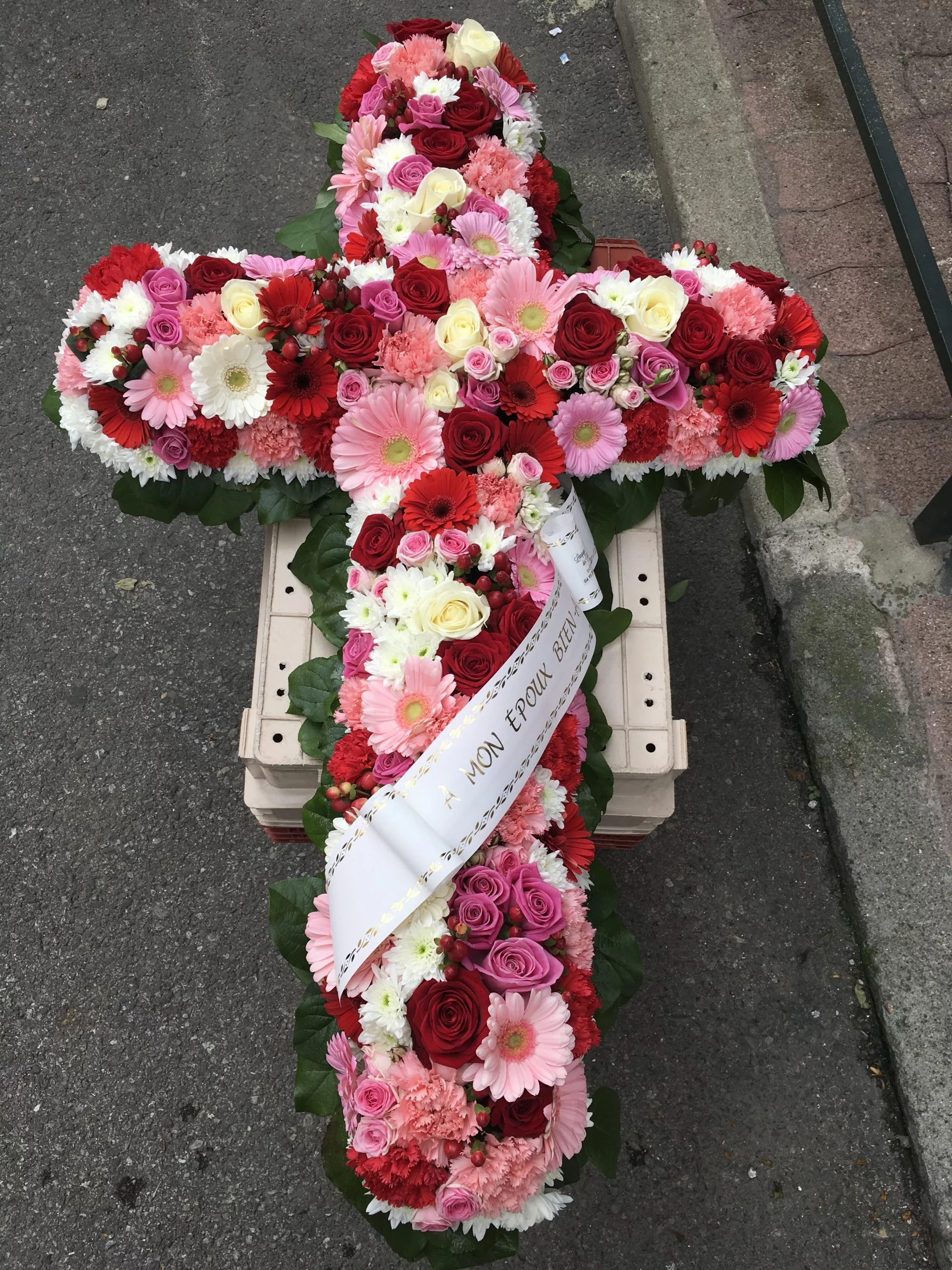 Croix deuil, par Langage Des Fleurs, fleuriste à Bastia