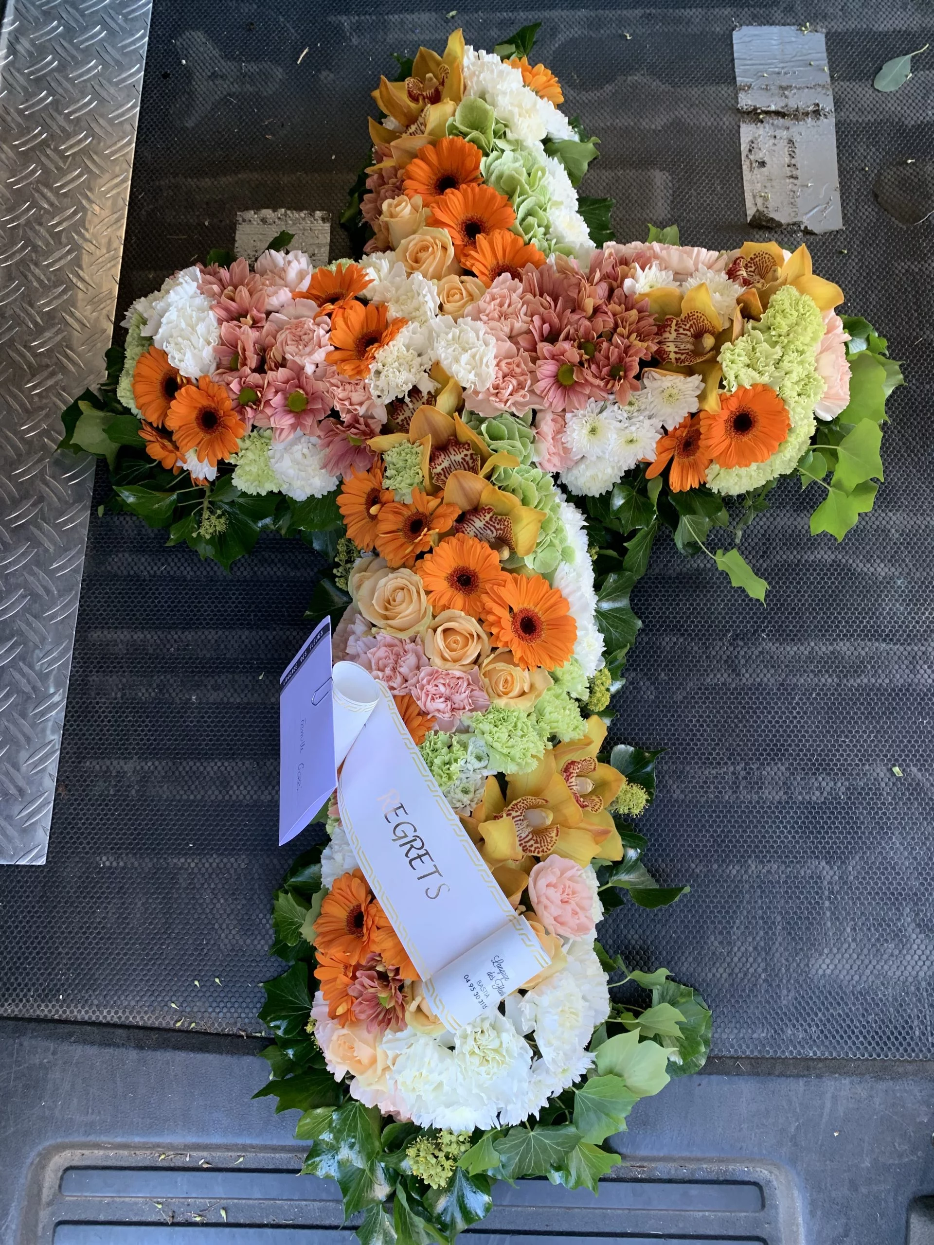 Croix deuil, par Langage Des Fleurs, fleuriste à Bastia