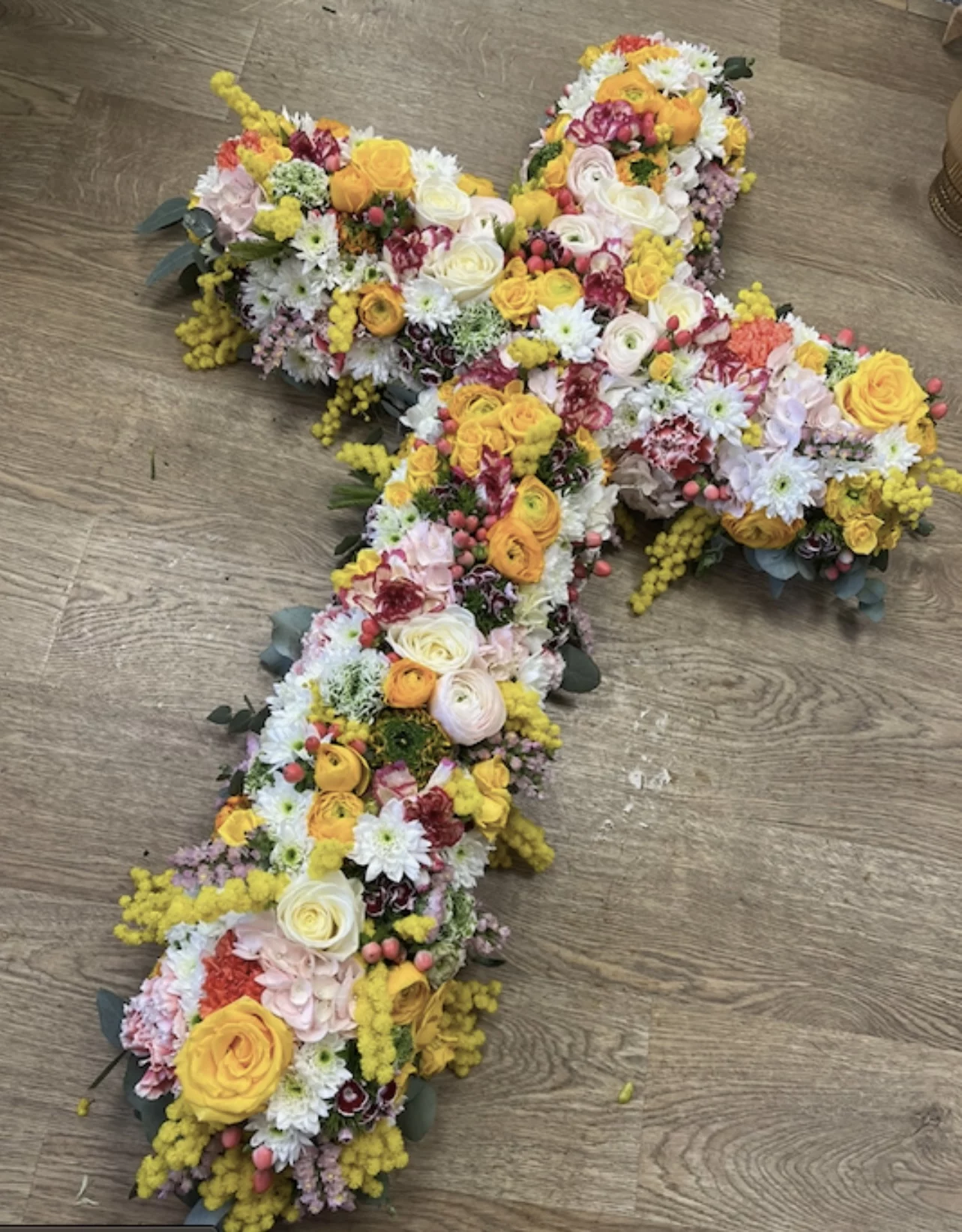 Croix deuil, par Langage Des Fleurs, fleuriste à Bastia