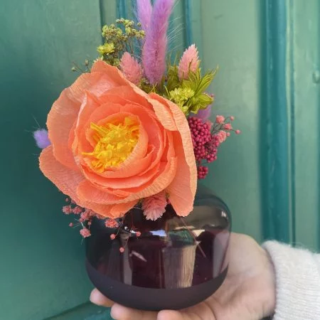 Bouquet en fleurs séchées colorées avec son vase, par Atelier fleuri, fleuriste à Besançon