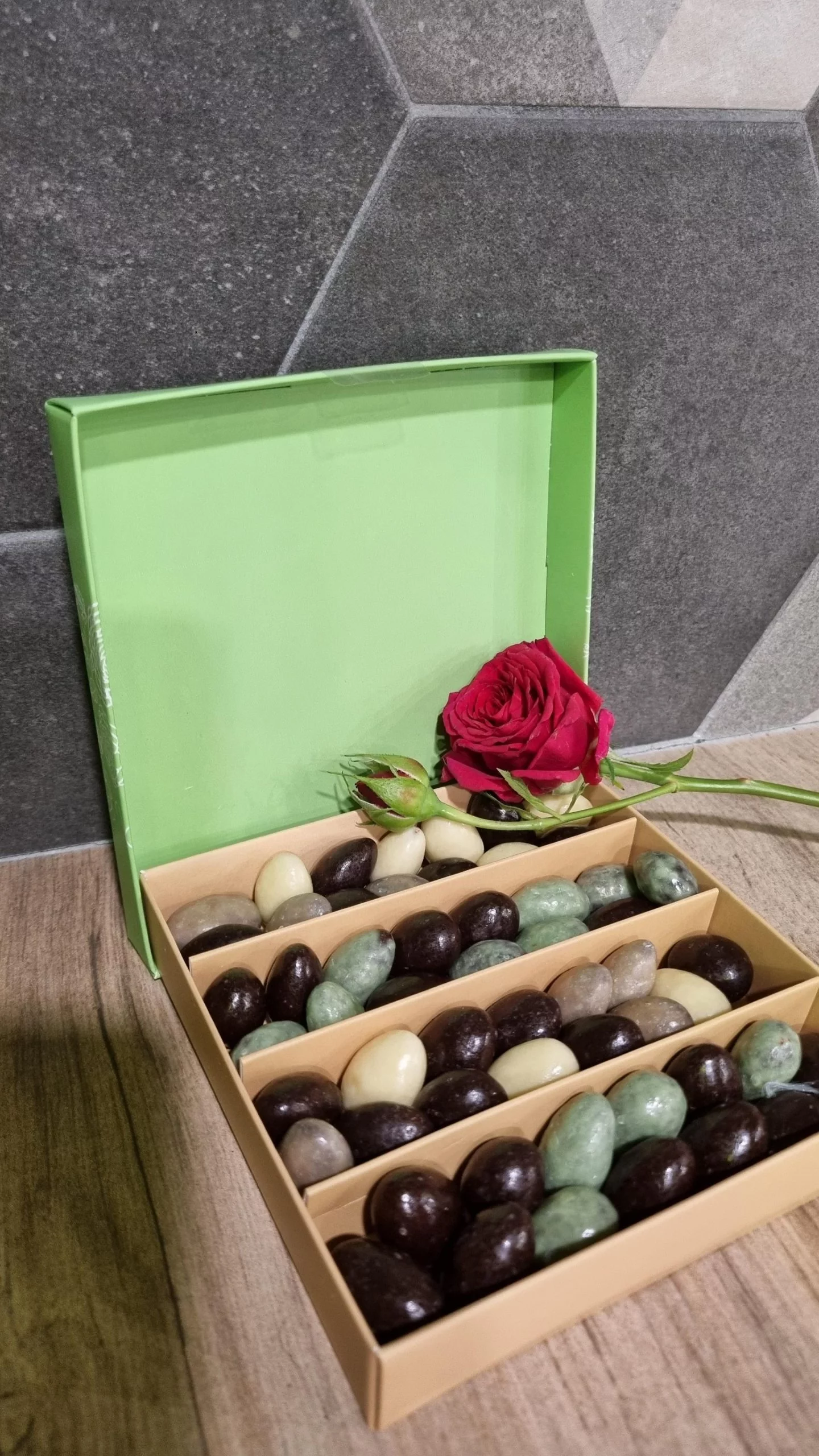 Assortiment d&rsquo;amandes enrobées de chocolats, par Art Végétal, fleuriste à Corbas