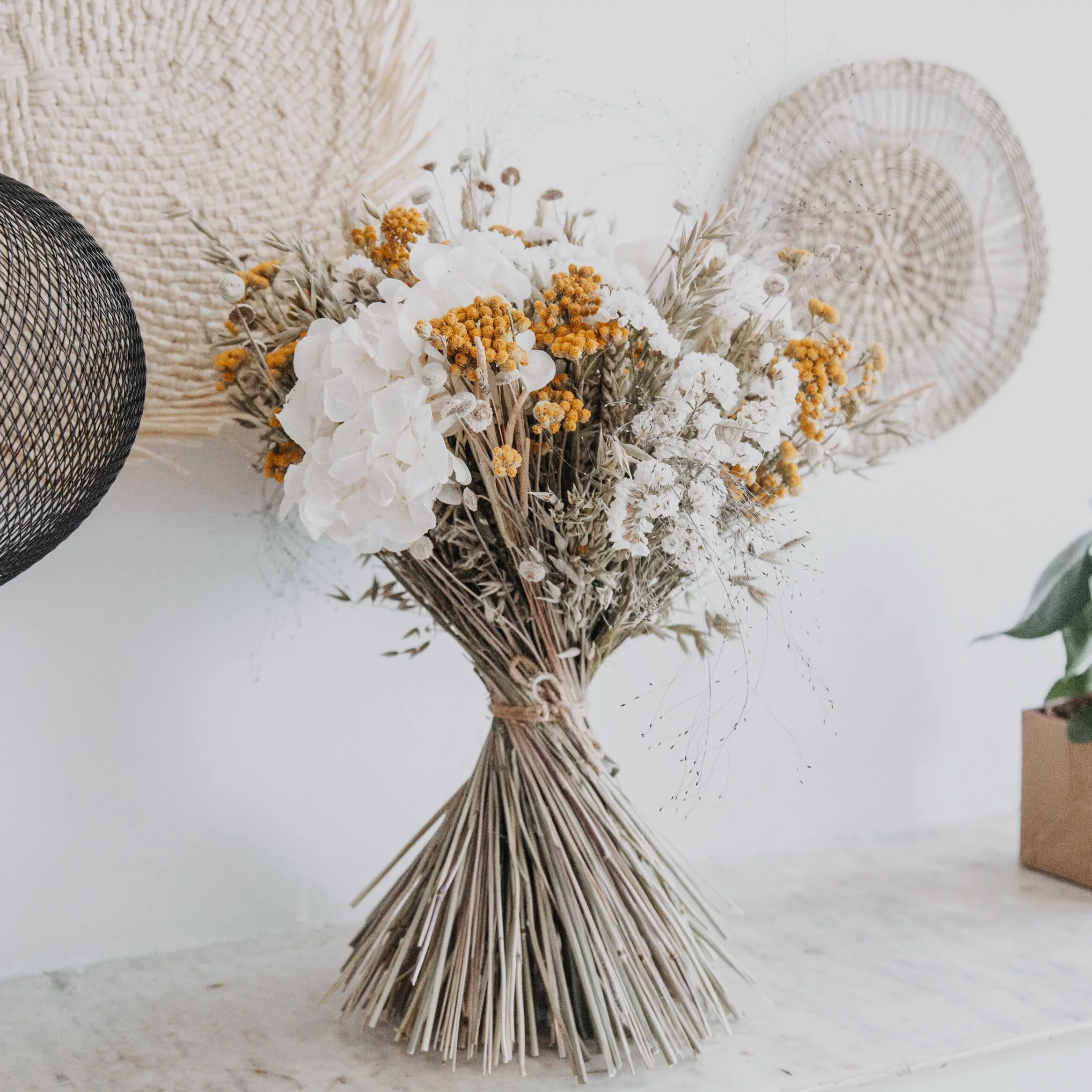 Bouquet fleurs séchées – Hortensia blanc, par Ambelle Déco Fleuriste, fleuriste à Marseille