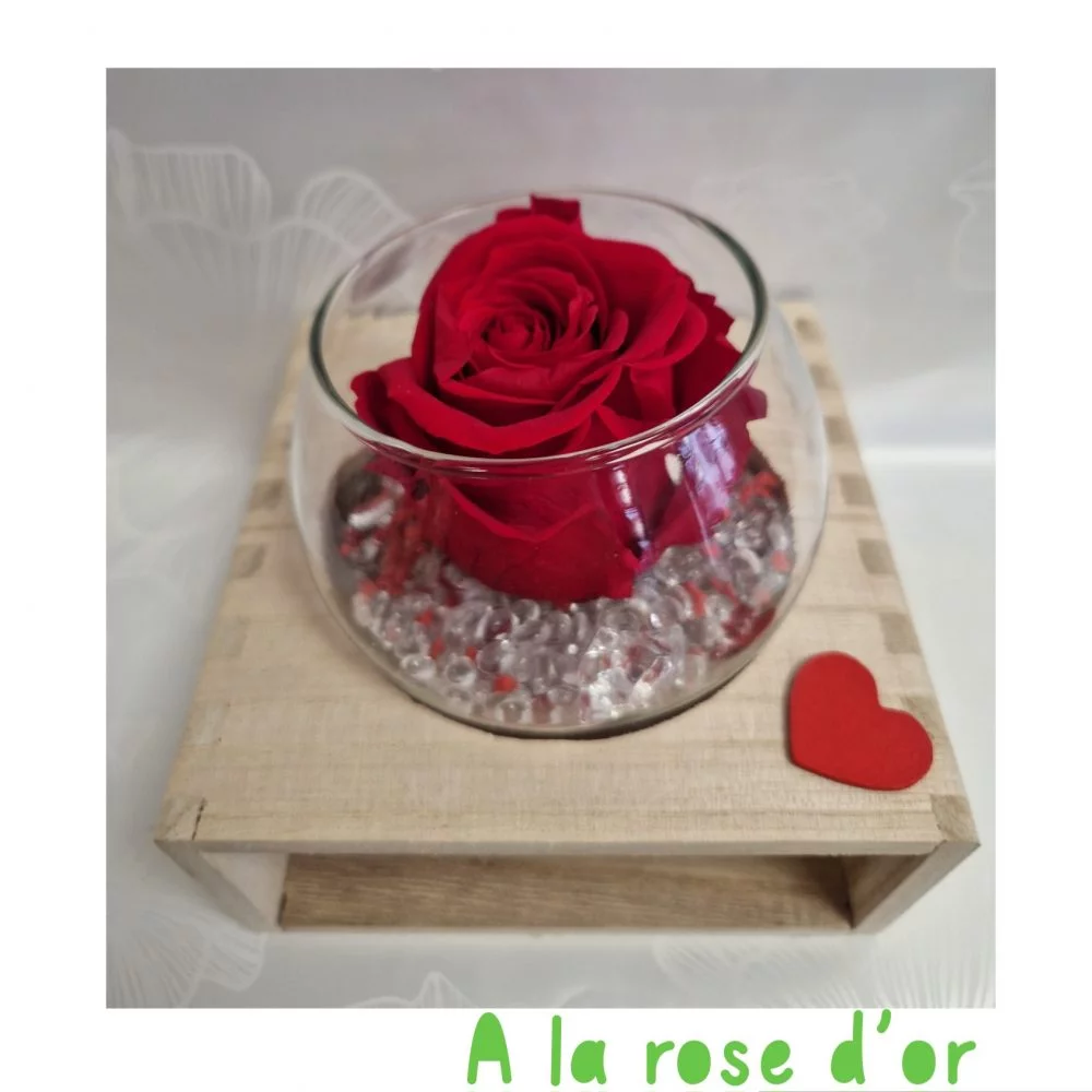Rose éternelle dans sa boule en verre sur socle bois, par A La Rose d'Or, fleuriste à Narbonne