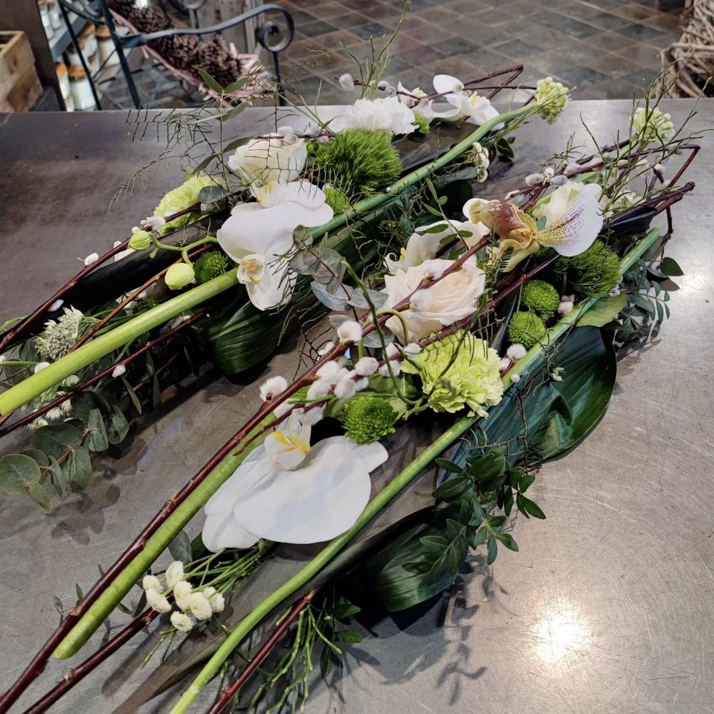 Centre de table allongé, par Fleurs et Tendances, fleuriste à Vandœuvre-lès-Nancy