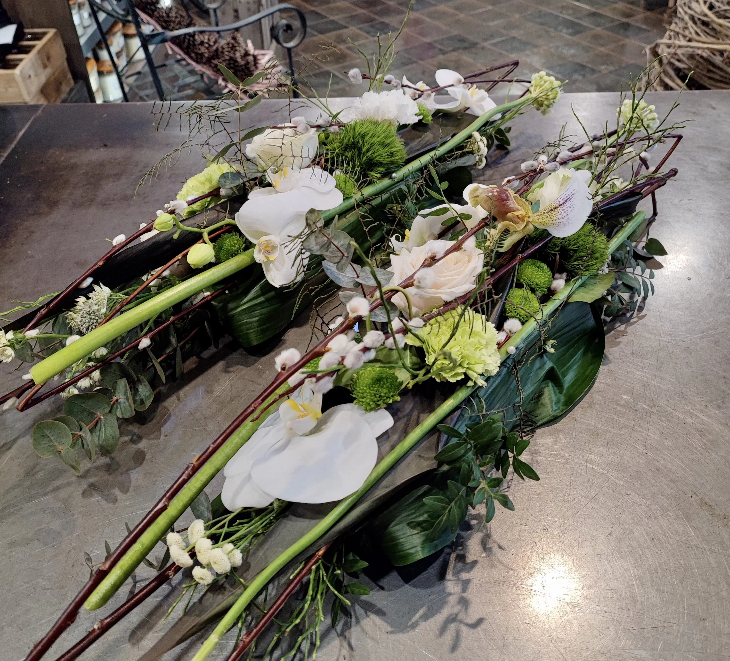 Centre de table allongé, par Fleurs et Tendances, fleuriste à Vandœuvre-lès-Nancy