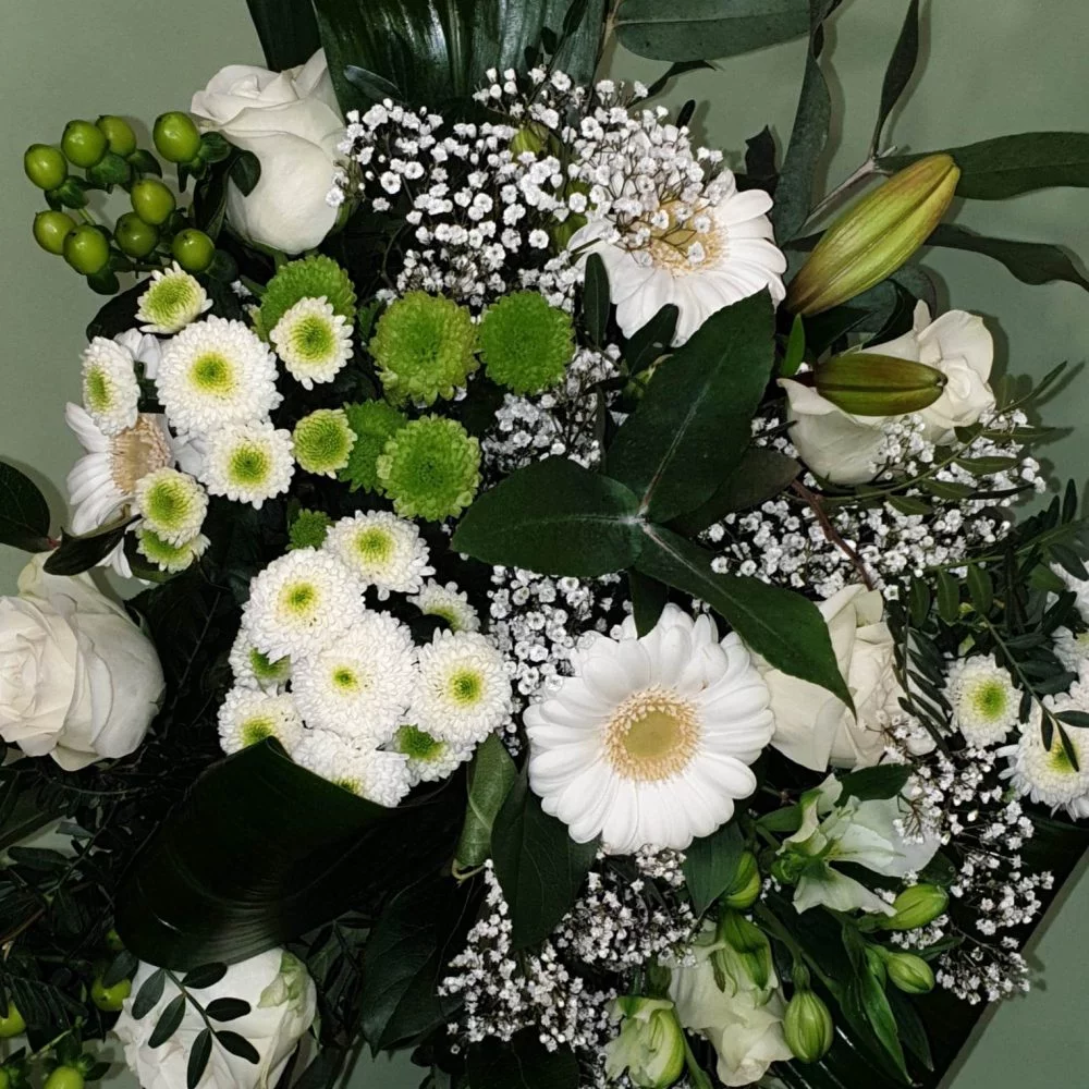 Bouquet mélange vert et blanc, par Fleurs Baccara, fleuriste à Dour