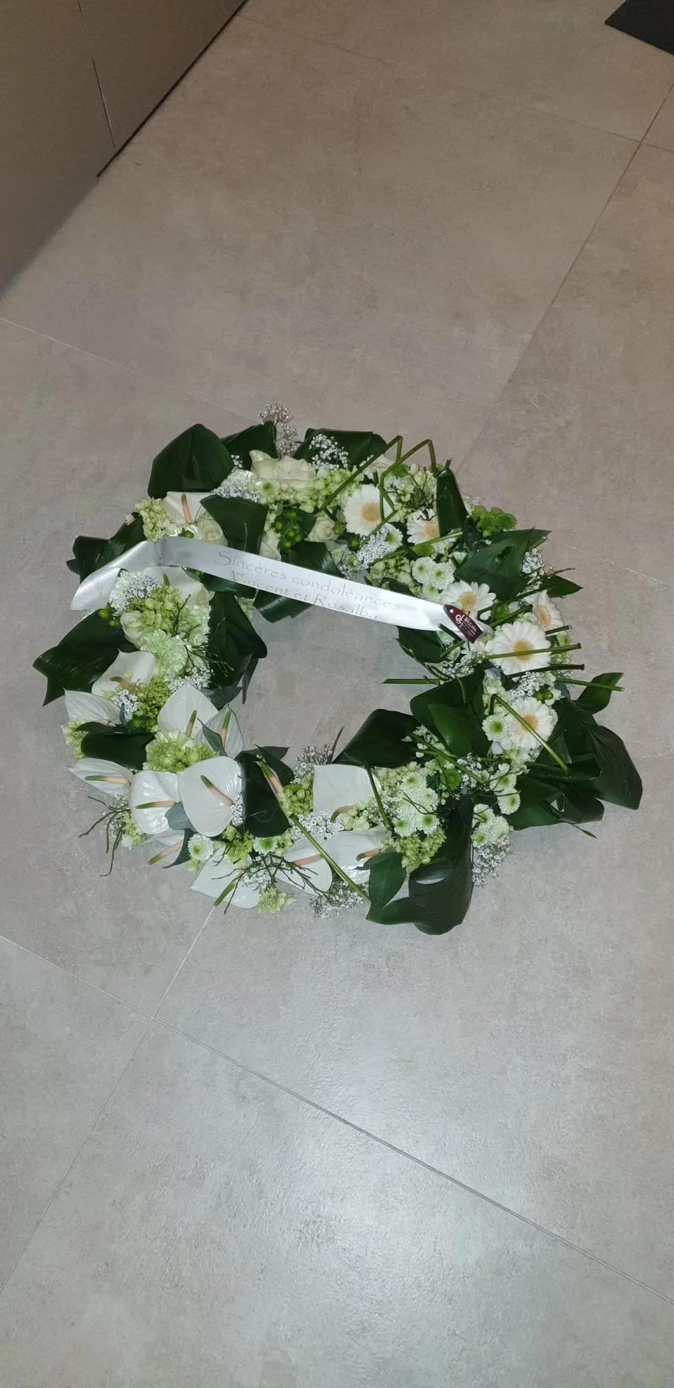Couronne mortuaire, par Fleurs Baccara, fleuriste à Dour