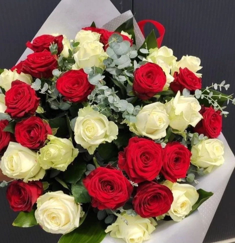 Bouquet de roses rouges et blanches, par La Rose de Cascia, fleuriste à Vendeville