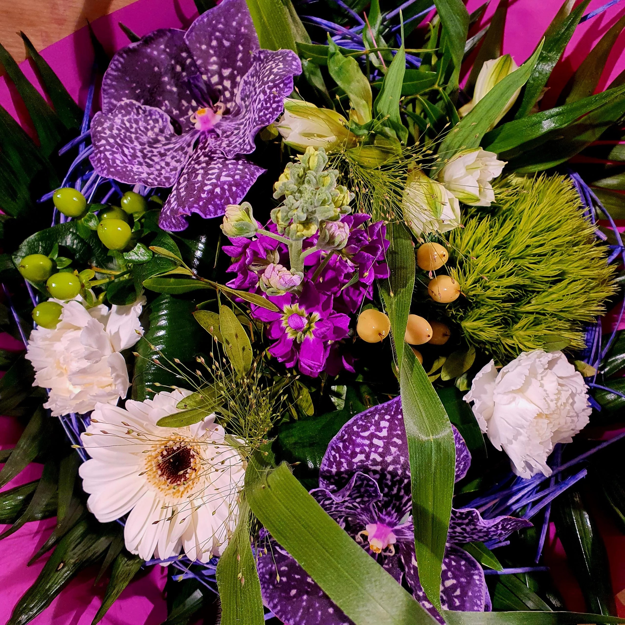 Bouquet rond mauve et blanc, par Cannelle Fleurs, fleuriste à Bégard