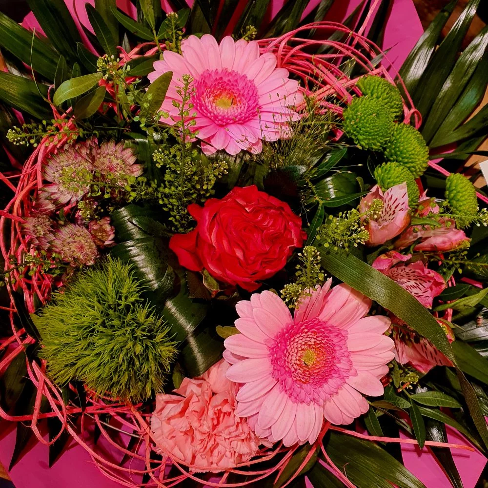 Bouquet rond tons roses, par Cannelle Fleurs, fleuriste à Bégard