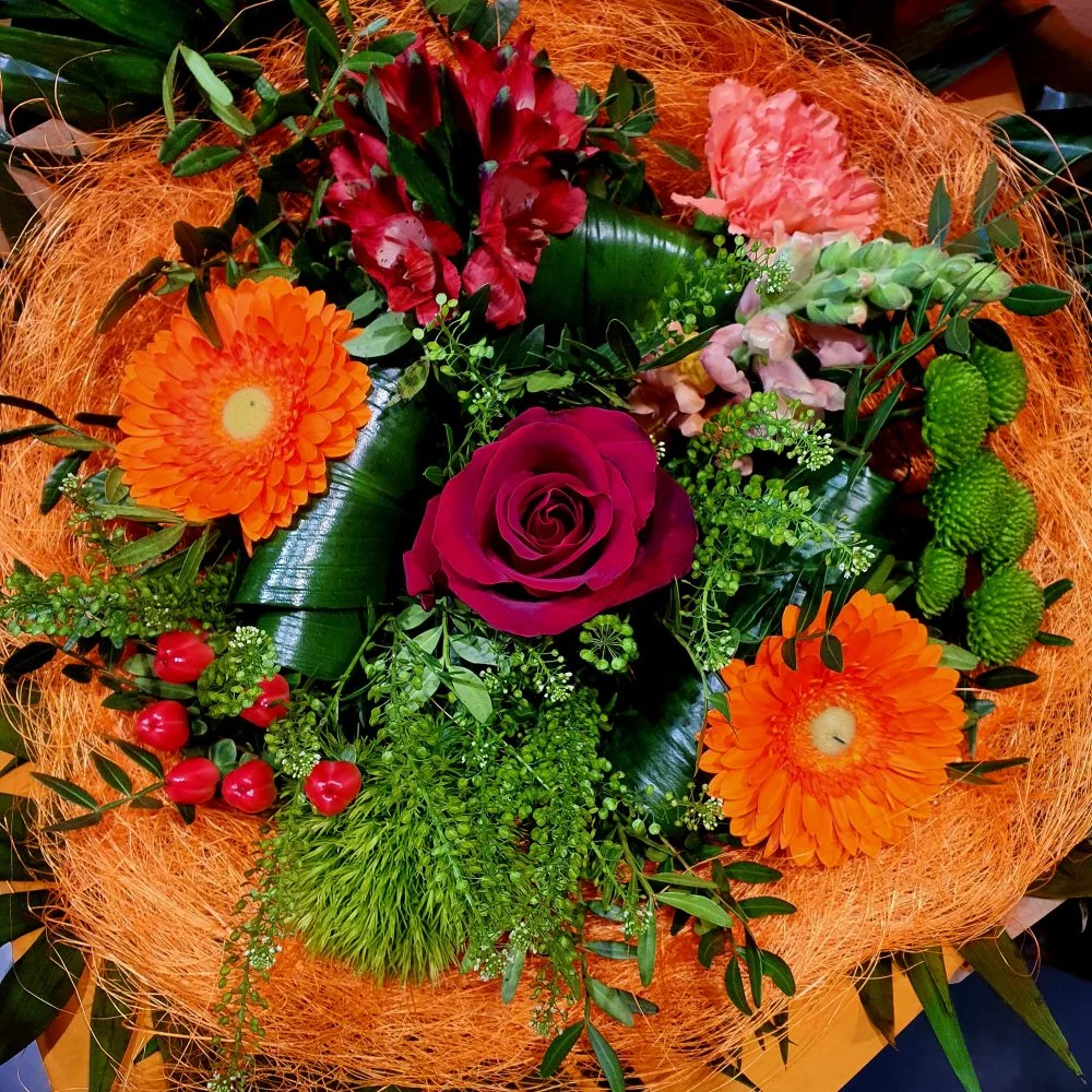 Bouquet rond orange et rouge., par Cannelle Fleurs, fleuriste à Bégard