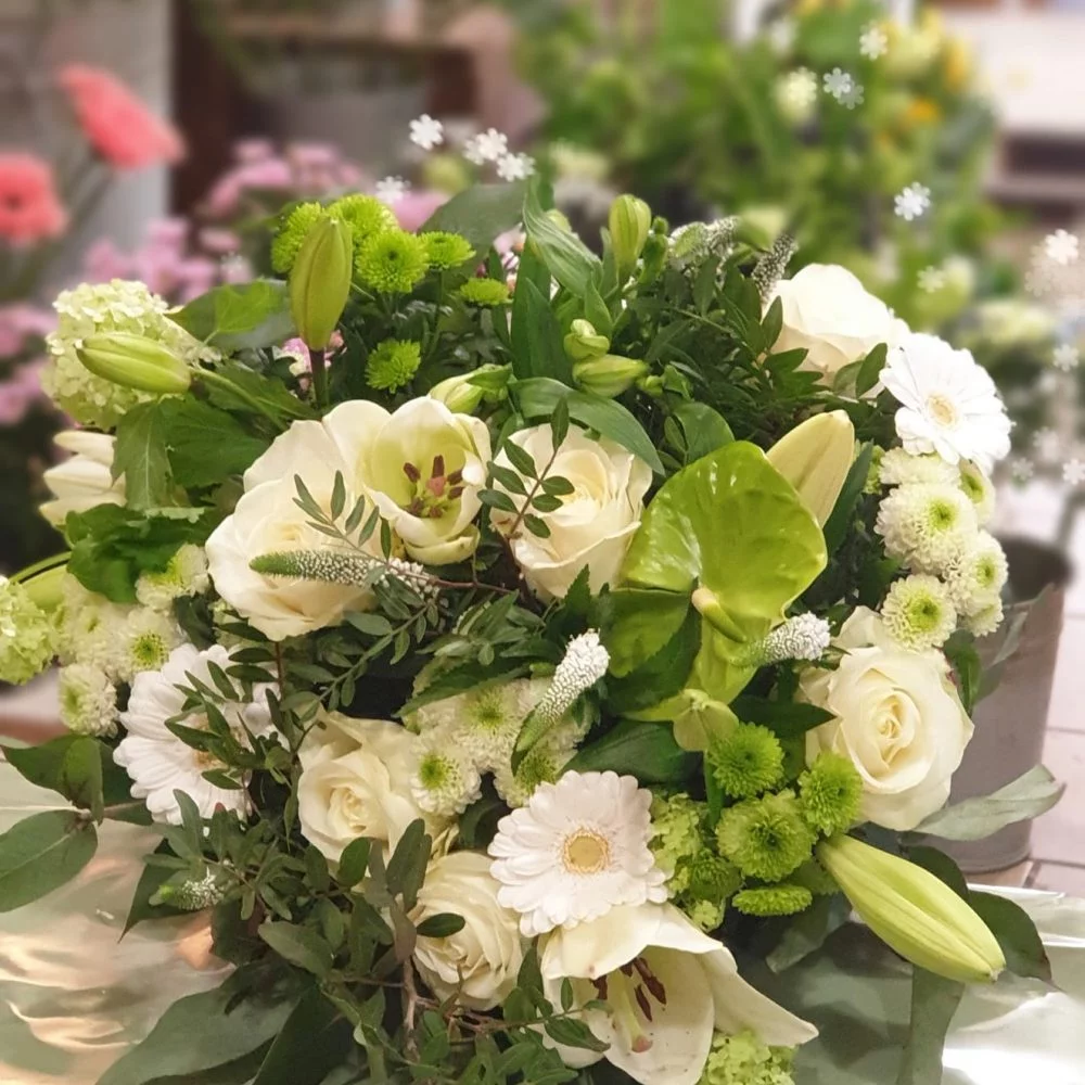 Bouquet de saison vert et blanc, par Fleurs Baccara, fleuriste à Dour