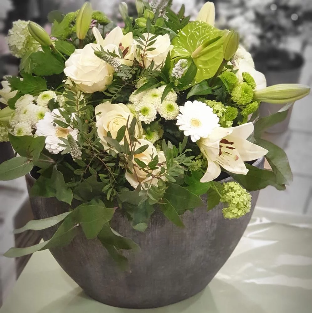 Bouquet de saison vert et blanc, par Fleurs Baccara, fleuriste à Dour