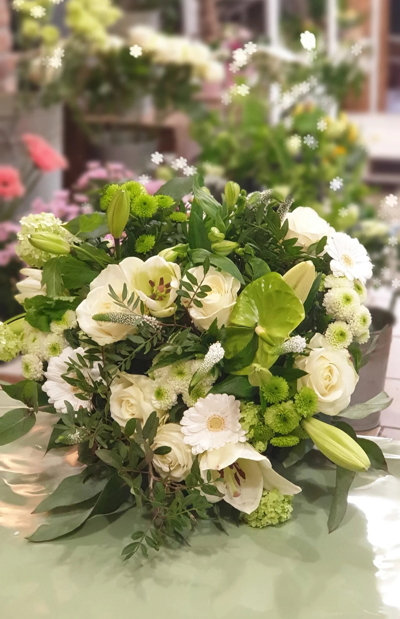 Bouquet vert et blanc, par Fleurs Baccara, fleuriste à Dour