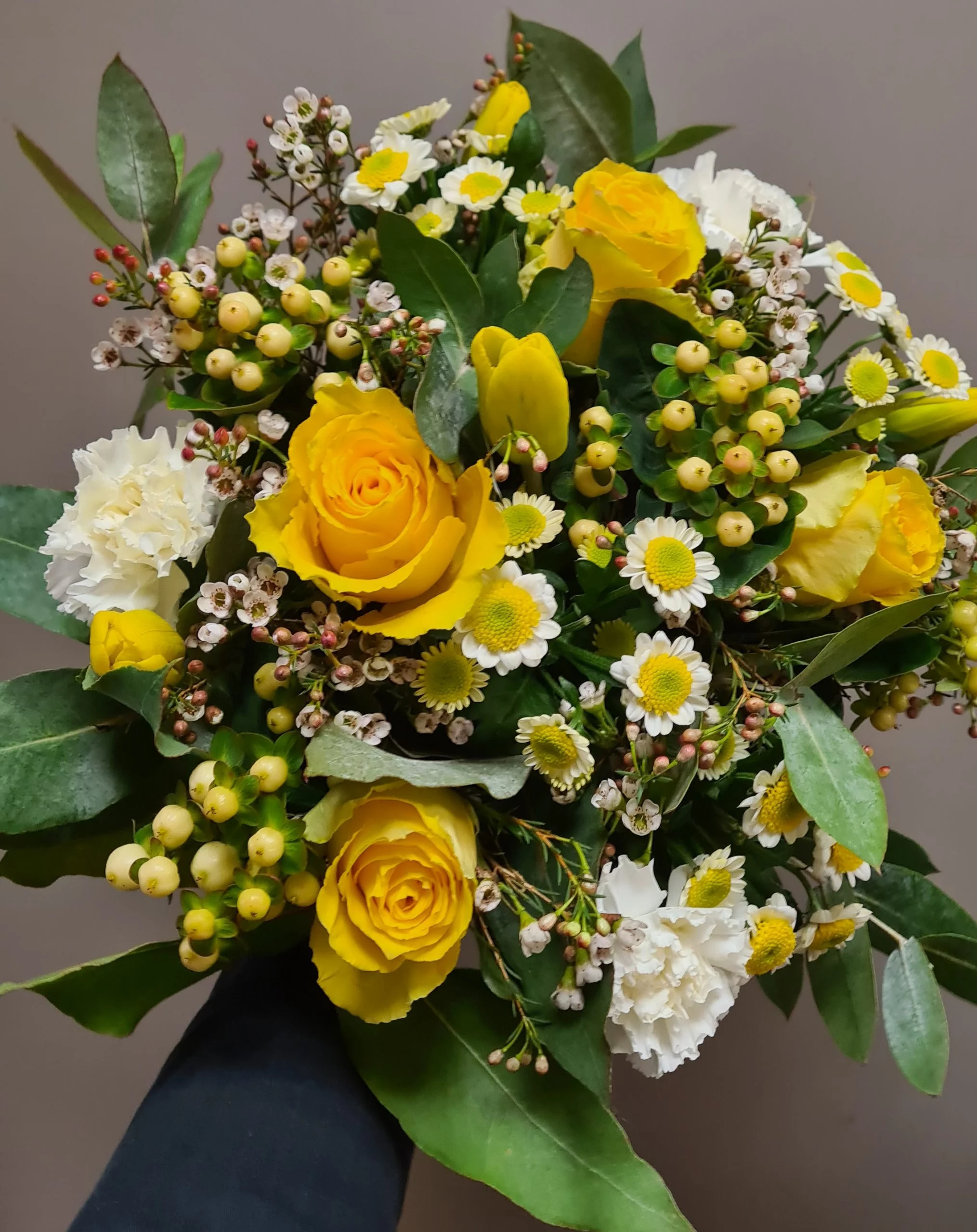 Bouquet jaune et blanc, par Passionnement, fleuriste à Carmaux