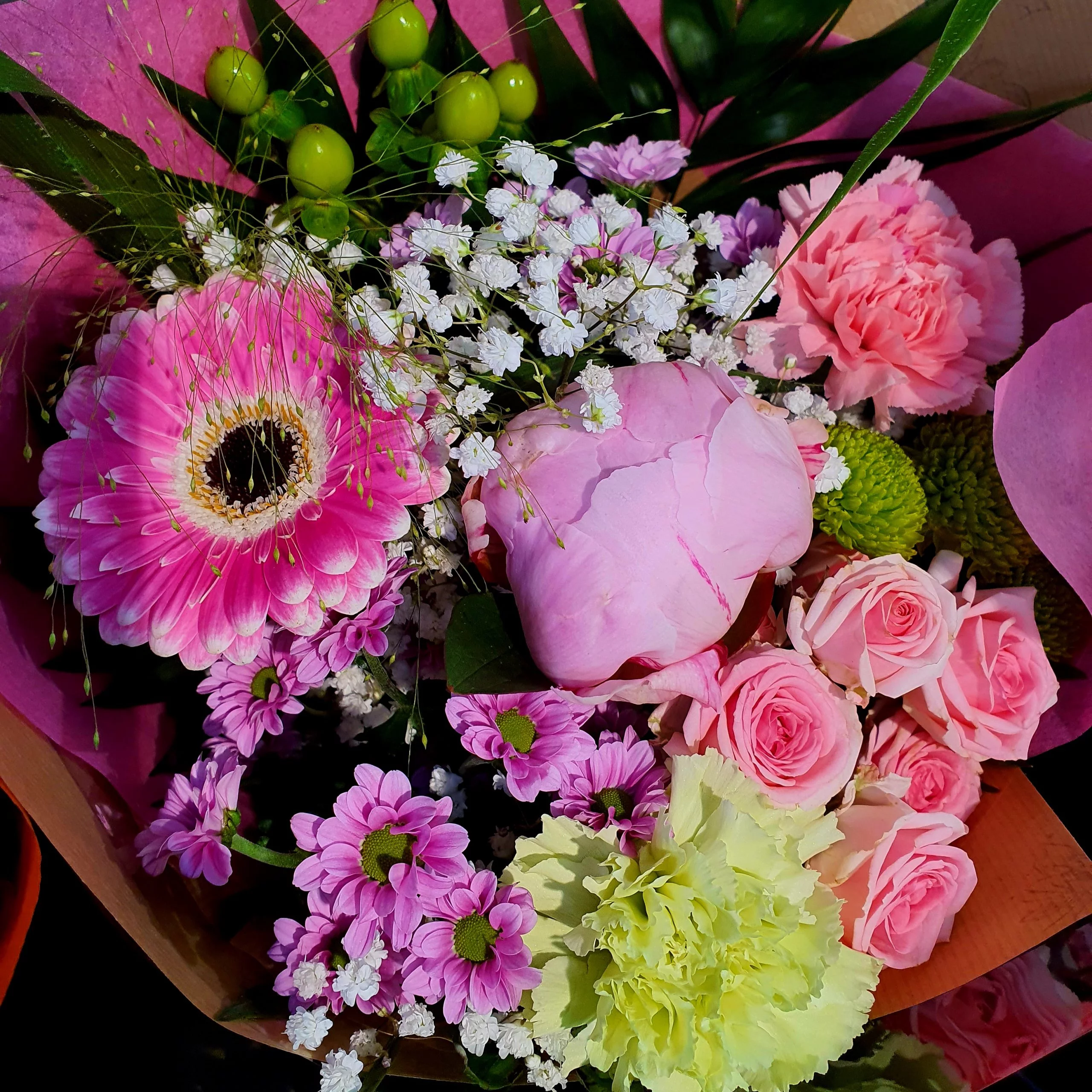 bouquet rose et vert, par Cannelle Fleurs, fleuriste à Bégard