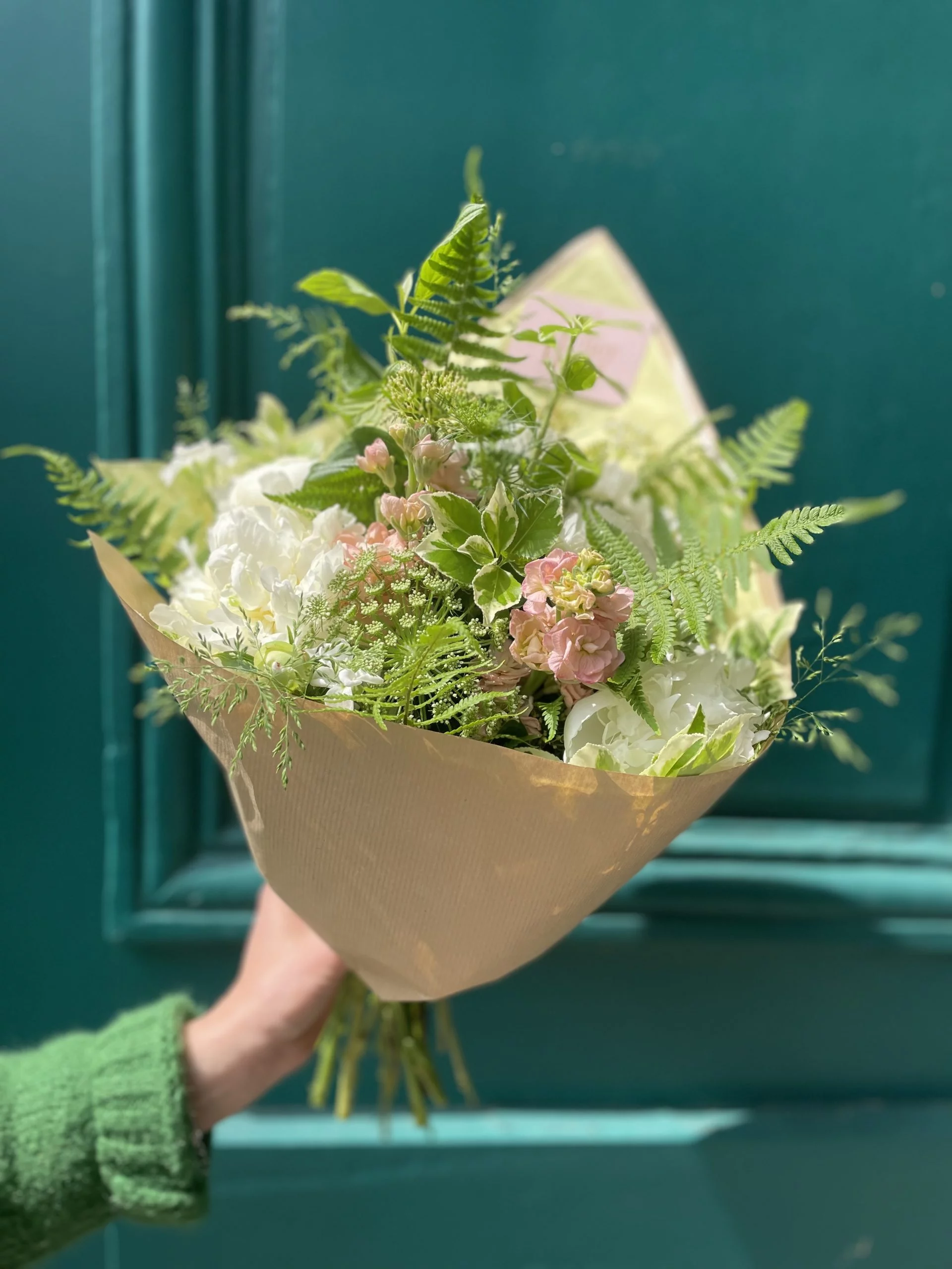 Bouquet pastel Fête des Mères, par Atelier fleuri, fleuriste à Besançon