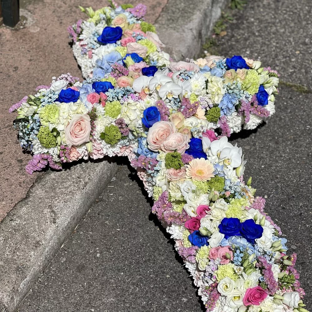 Croix Deuil, par Langage Des Fleurs, fleuriste à Bastia