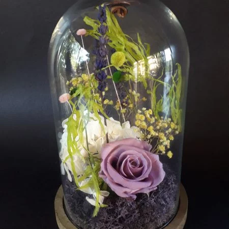 composition florale en végétaux et fleurs stabilisés, cloche en verre à poser, par Lili la main verte, fleuriste à Talence