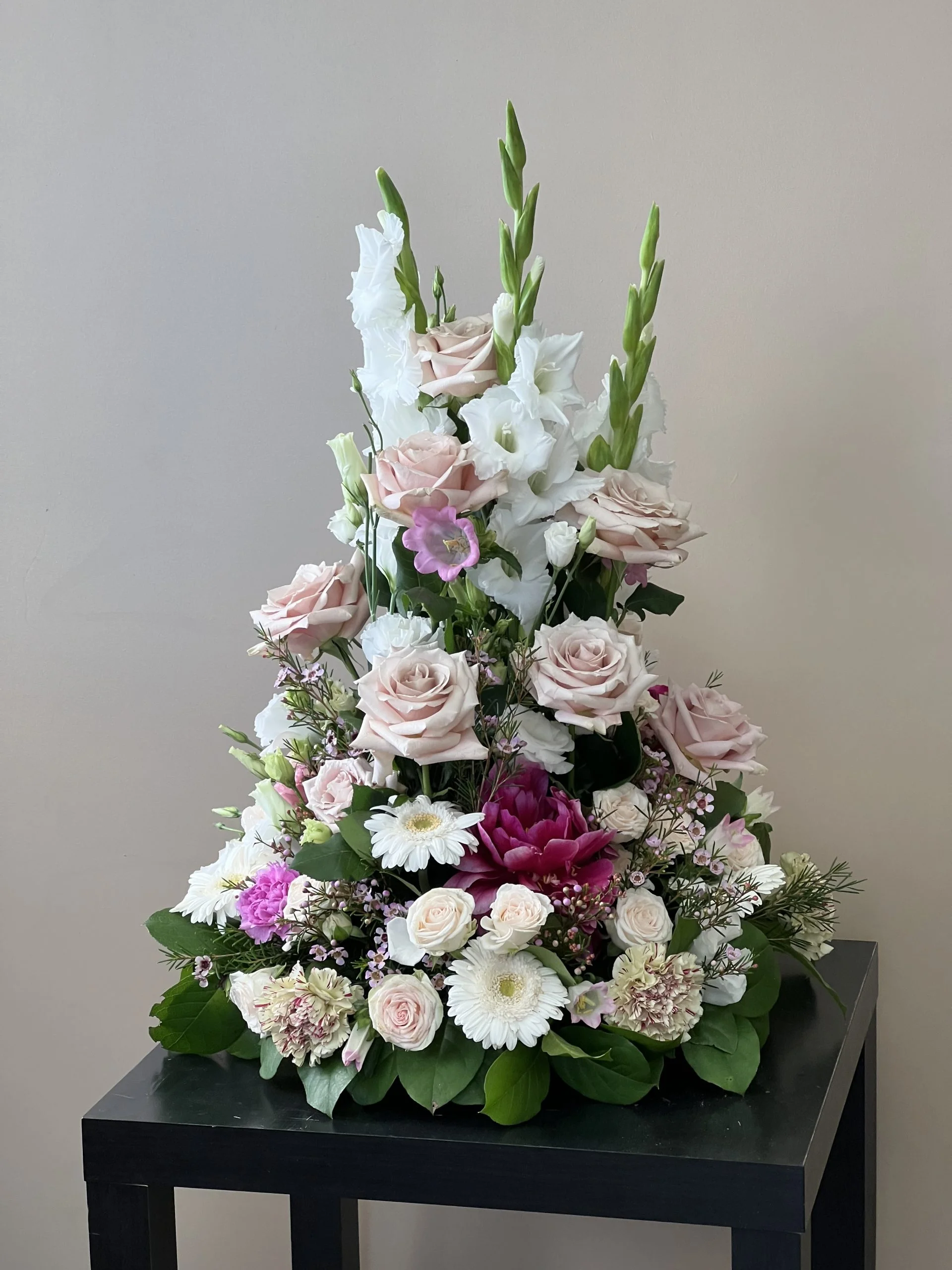 Coussin conique deuil, par Langage Des Fleurs, fleuriste à Bastia