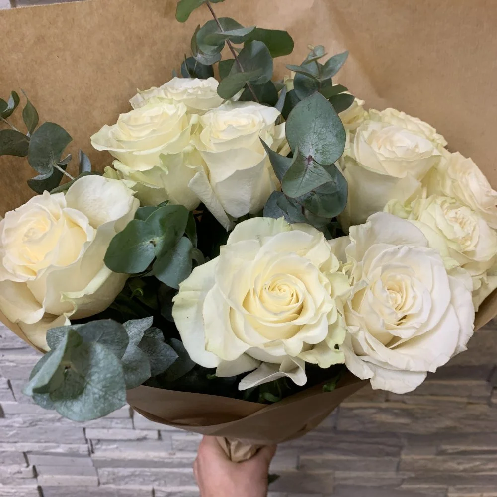 Bouquet de roses blanches, par Les Fleuristes de la Bijude, fleuriste à Biéville-Beuville