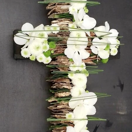 Croix moderne, par Pic Fleurs, fleuriste à Lille