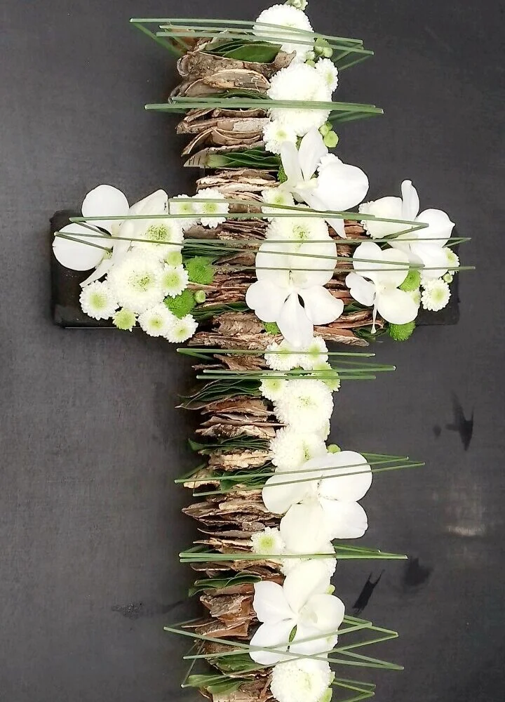 Croix moderne, par Pic Fleurs, fleuriste à Lille