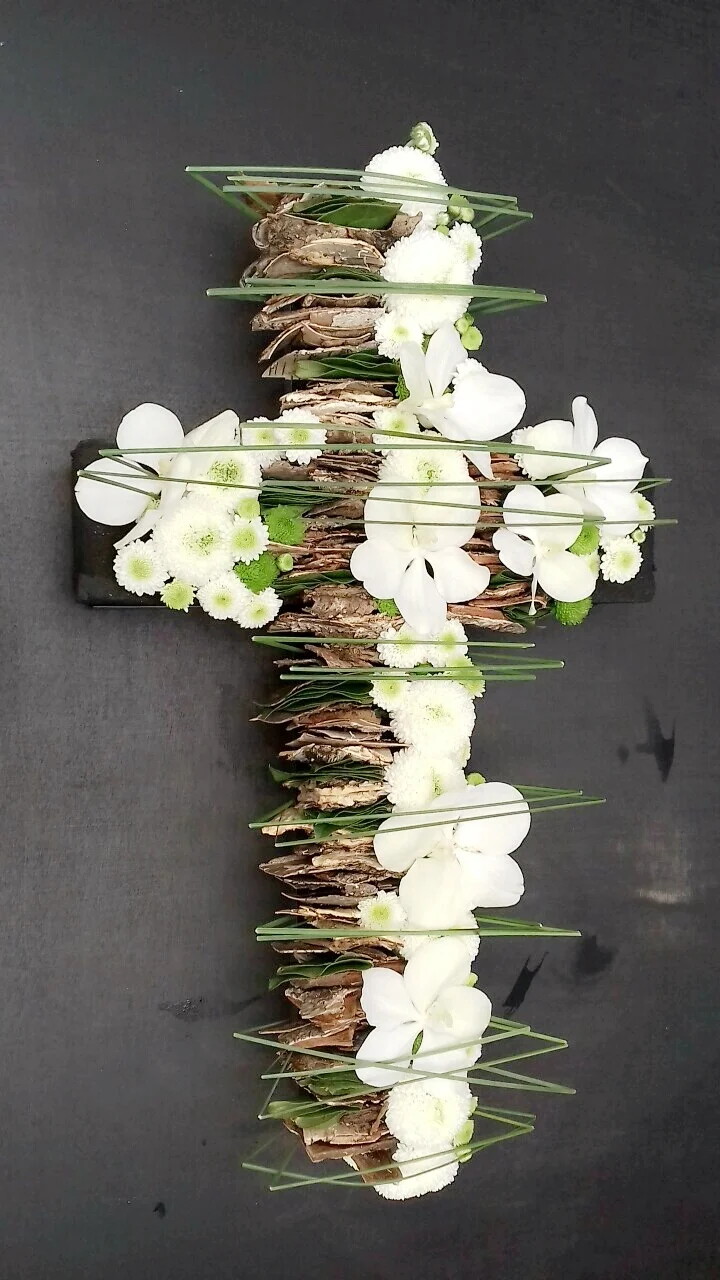 Croix moderne, par Pic Fleurs, fleuriste à Lille