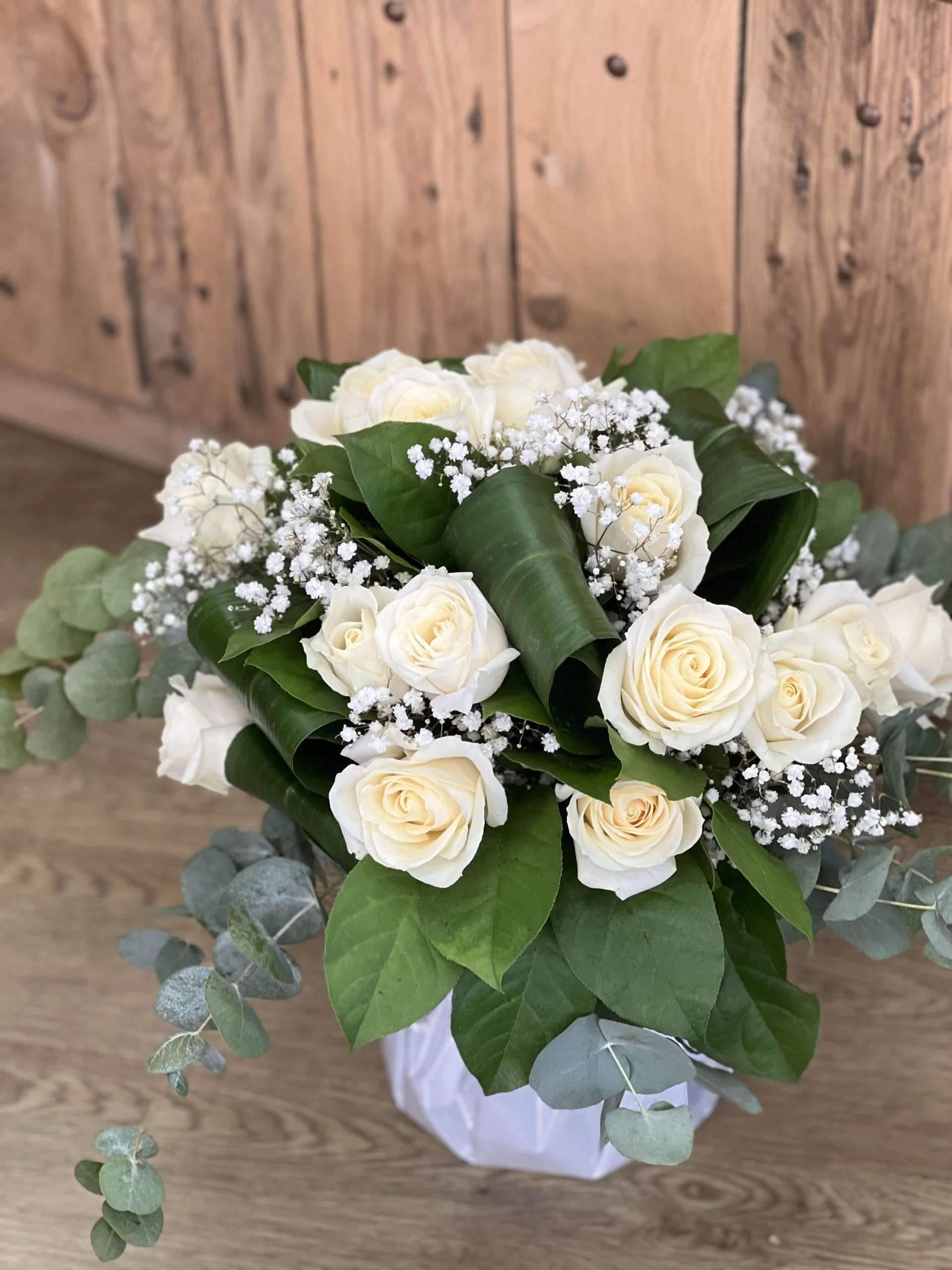 Bouquet rose blanche avec réserve d&rsquo;eau, par Langage Des Fleurs, fleuriste à Bastia