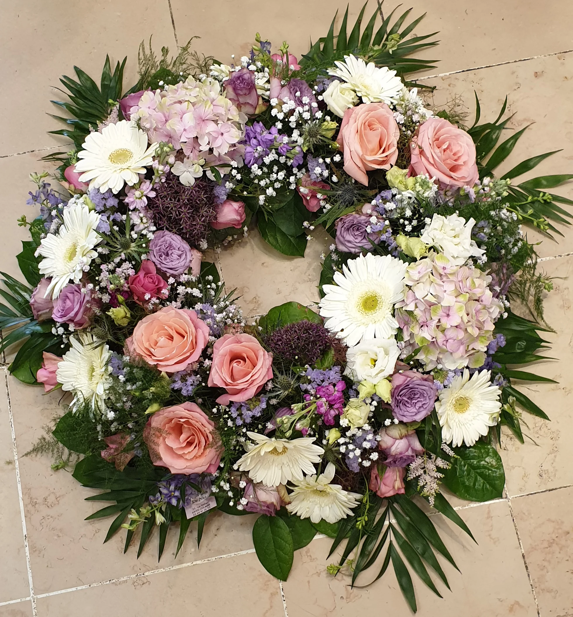 Couronne, croix, coeur pour le deuil, par Aux Fleurs De Nice, fleuriste à Colmar