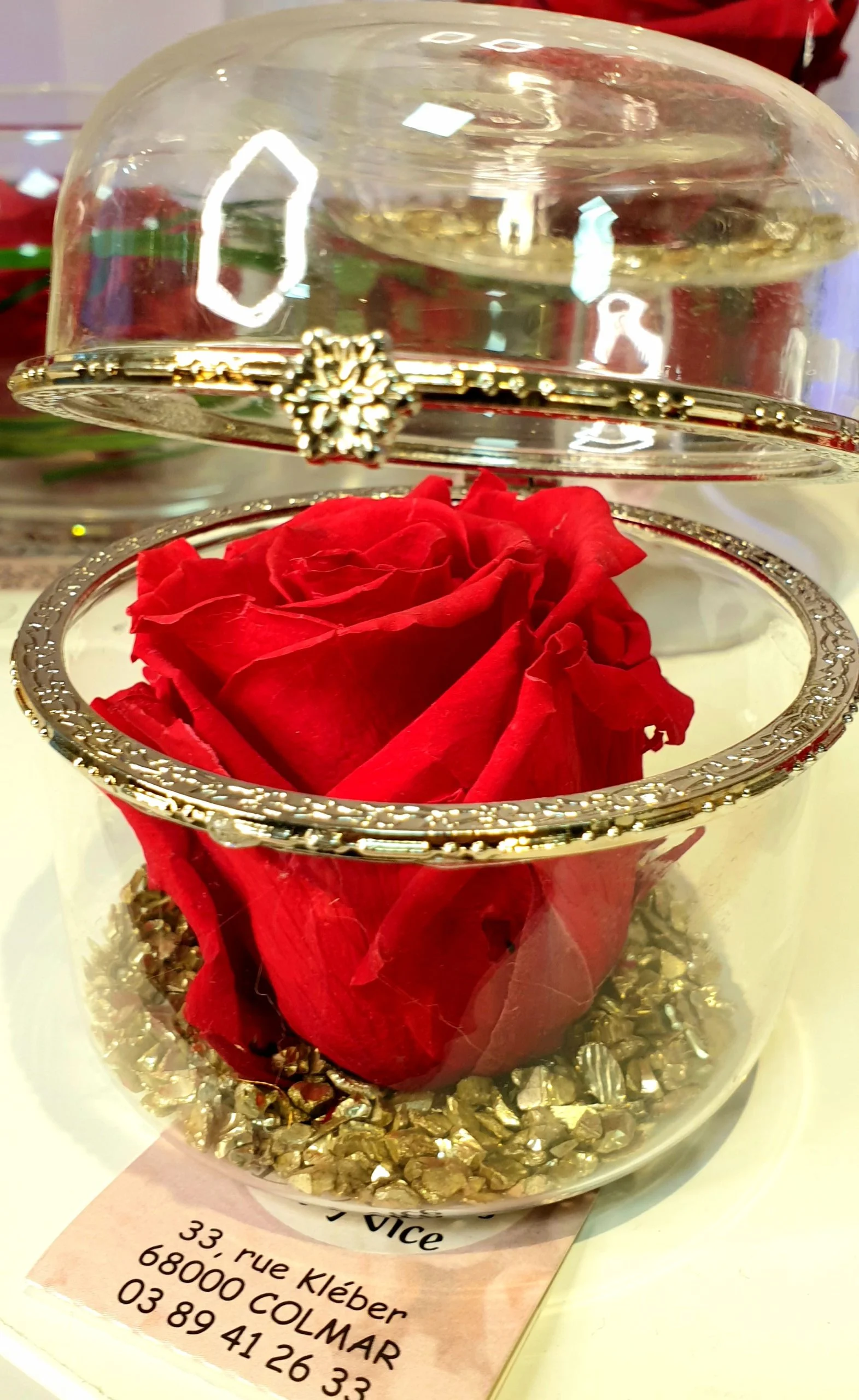 Rose éternelle dans son écrin, par Aux Fleurs De Nice, fleuriste à Colmar