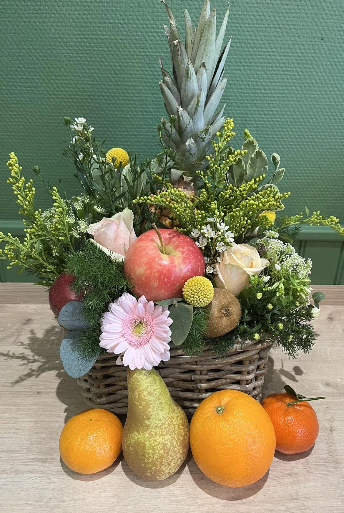 Composition de fleurs et de fruits, par Bloemen By Célia, fleuriste à Hazebrouck