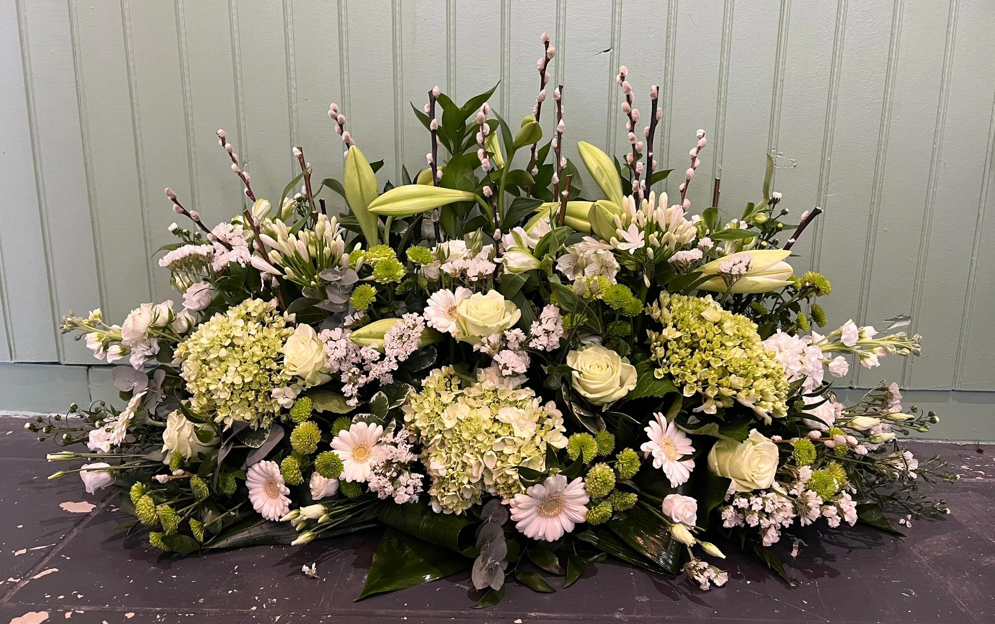 Composition piquée deuil, par Bloemen By Célia, fleuriste à Hazebrouck