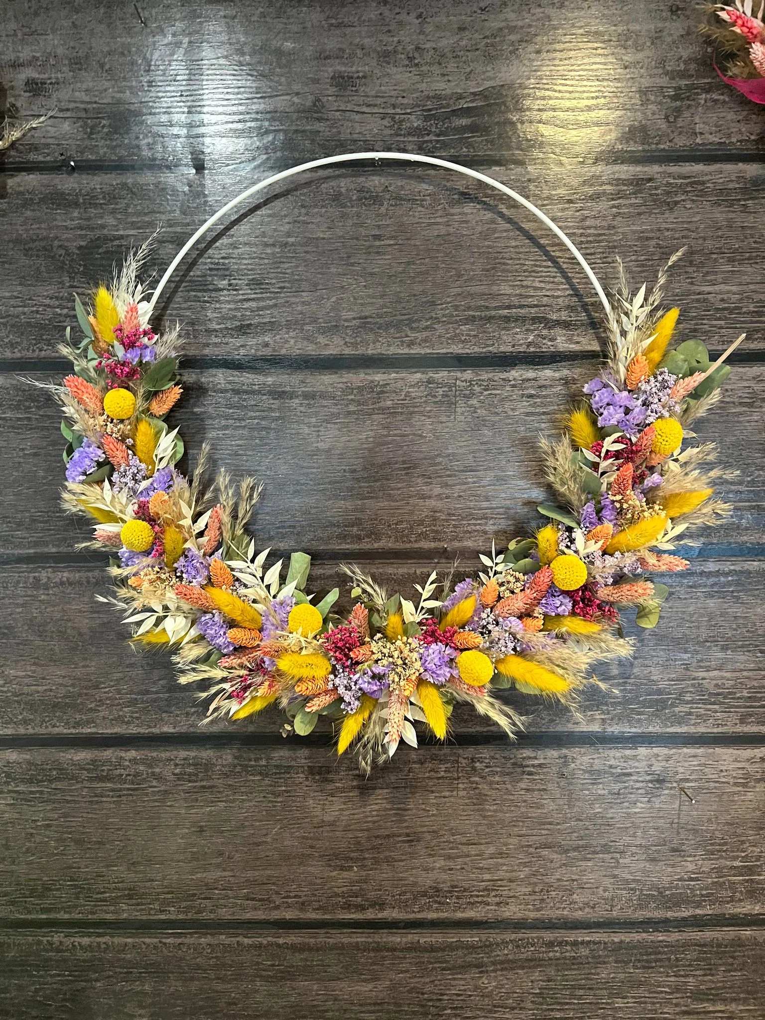 Cercle fleui à accrocher, par Bloemen By Célia, fleuriste à Hazebrouck
