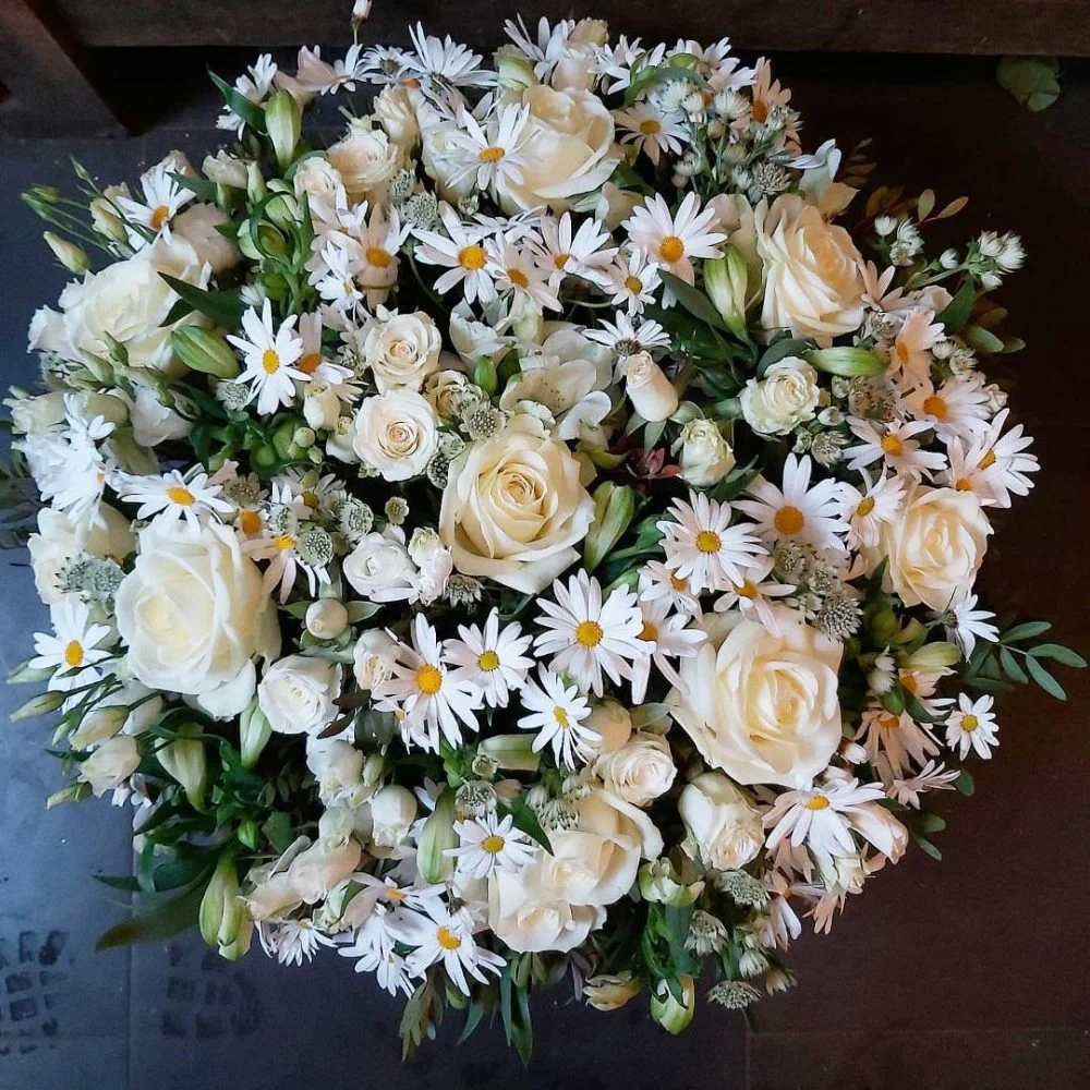 coussin rond pour cérémonie de deuil, par Nuances, fleuriste à Paris