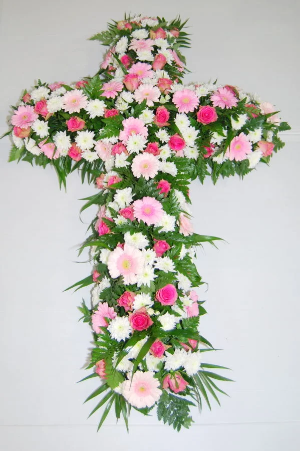 croix pour cérémonie de deuil, par Nuances, fleuriste à Paris