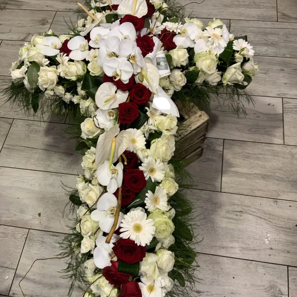 Croix funéraire, par A La Palette Fleurie, fleuriste à Marseille