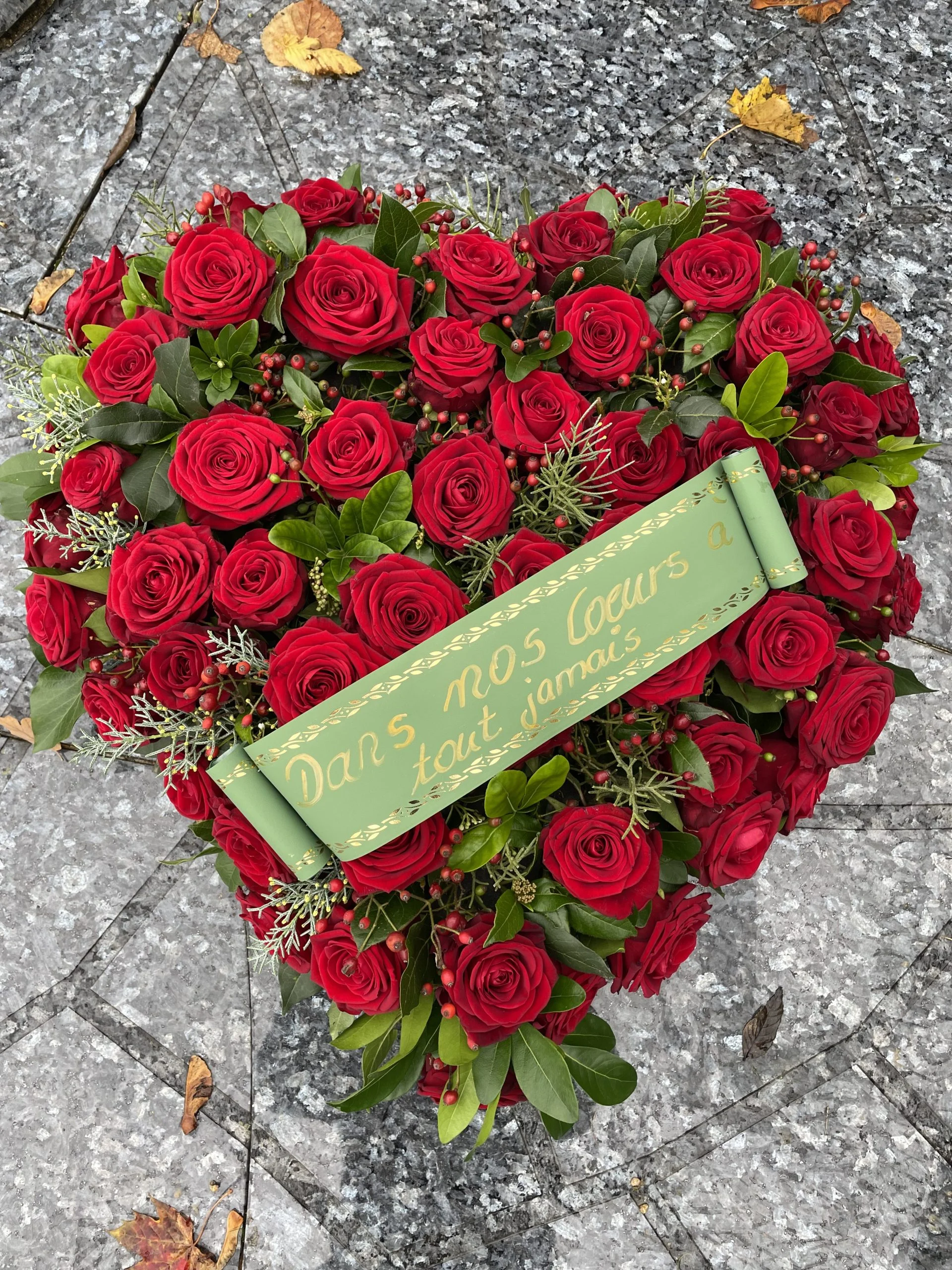 grand coeur pour un dernier hommage, par A fleurs de peau, fleuriste à Les Mureaux