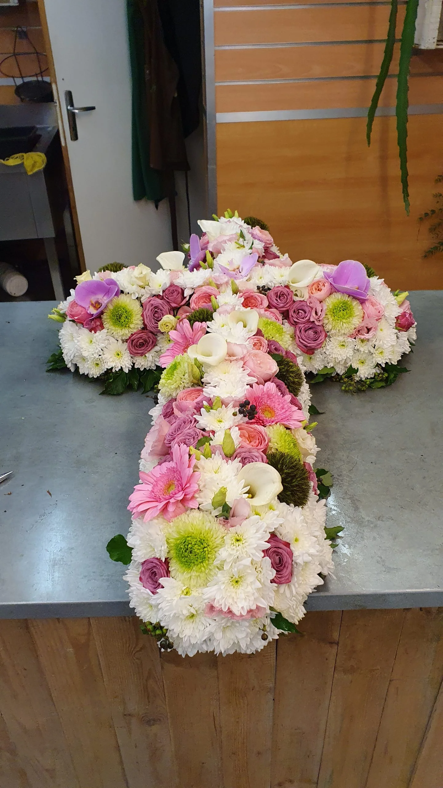 croix deuil, par Perles De Rosée, fleuriste à Champigny-sur-Marne