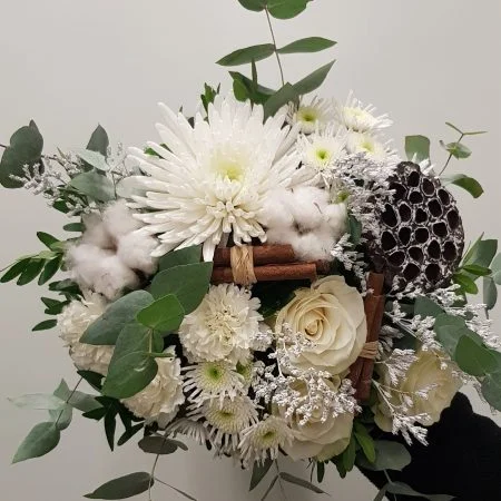 Bouquet cannelle et coton, par Julie Fleurs, fleuriste à Carmaux
