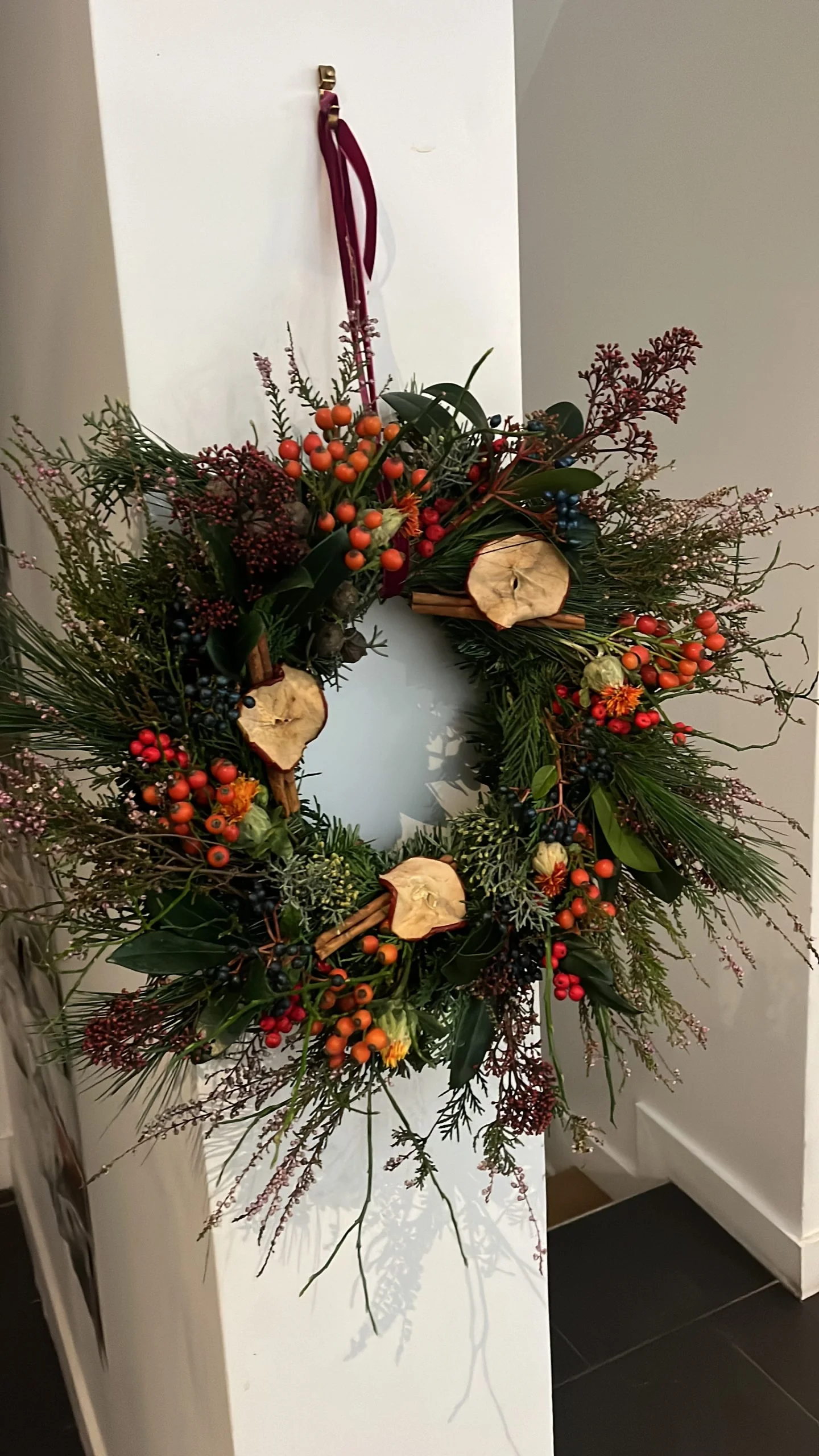Couronne de sapin extérieure, par Hanakawa, fleuriste à Meudon