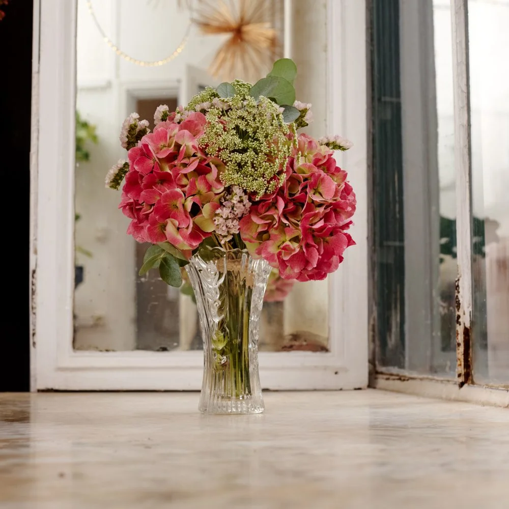 Composition longue - Centre de table, par Magnolia Fleuriste, fleuriste à Antibes