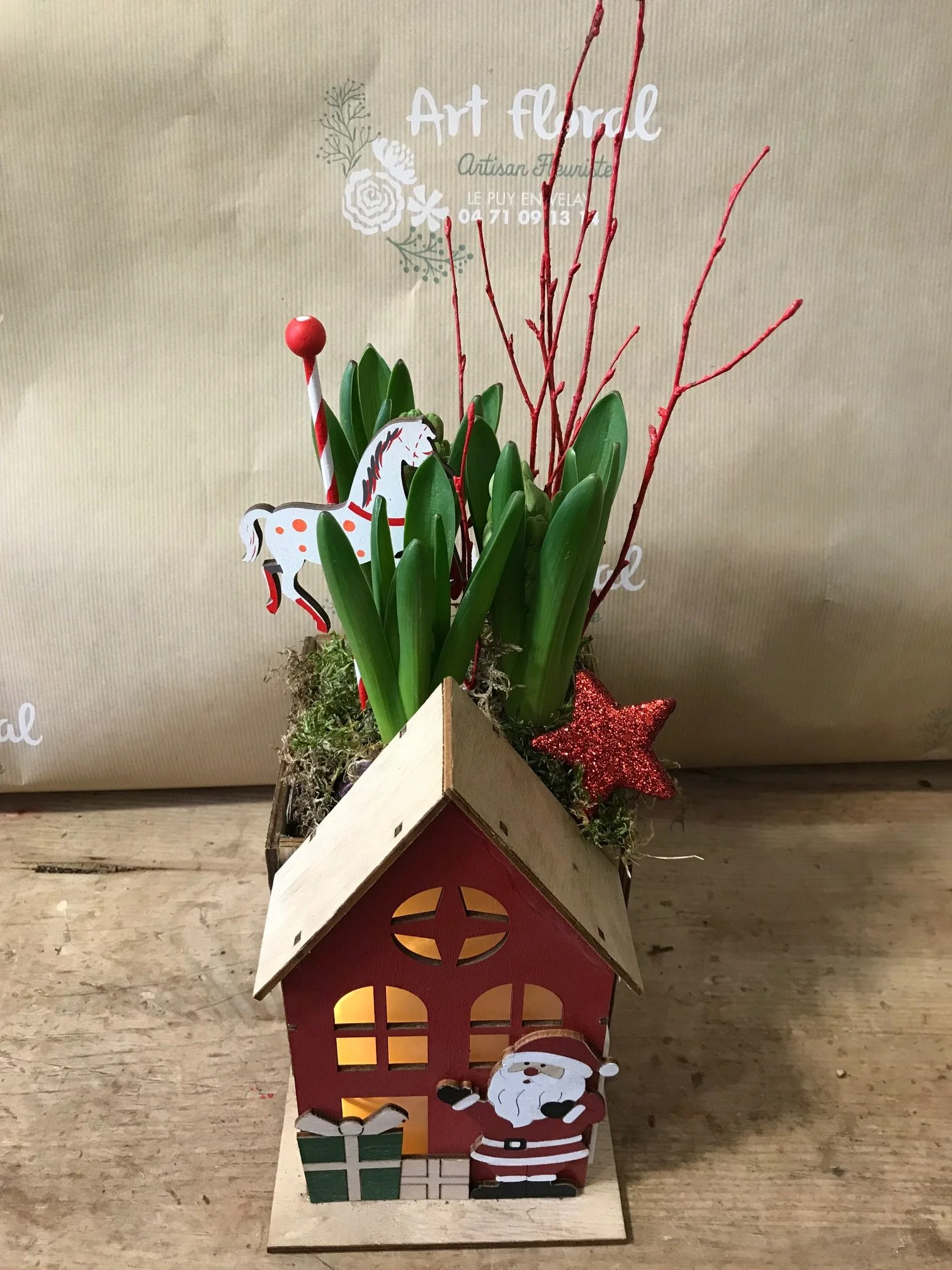 Maison de Noel éclairée avec Jacinthe, par Art Floral Le Puy en Velay, fleuriste à Le Puy-en-Velay